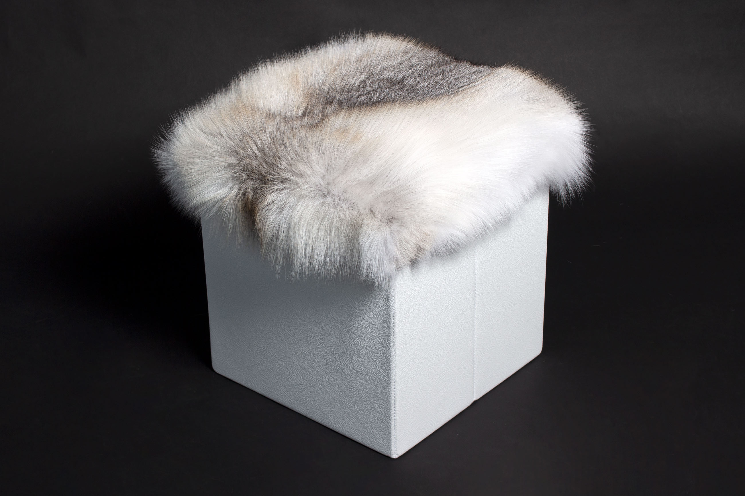 1-4591-Pelz-Sitz-Wuerfel-skandinavischen-Fawnlight-Fuchs-Lars-Paustian Pelz Sitz Würfel mit skandinavischem Fawnlight Fuchs