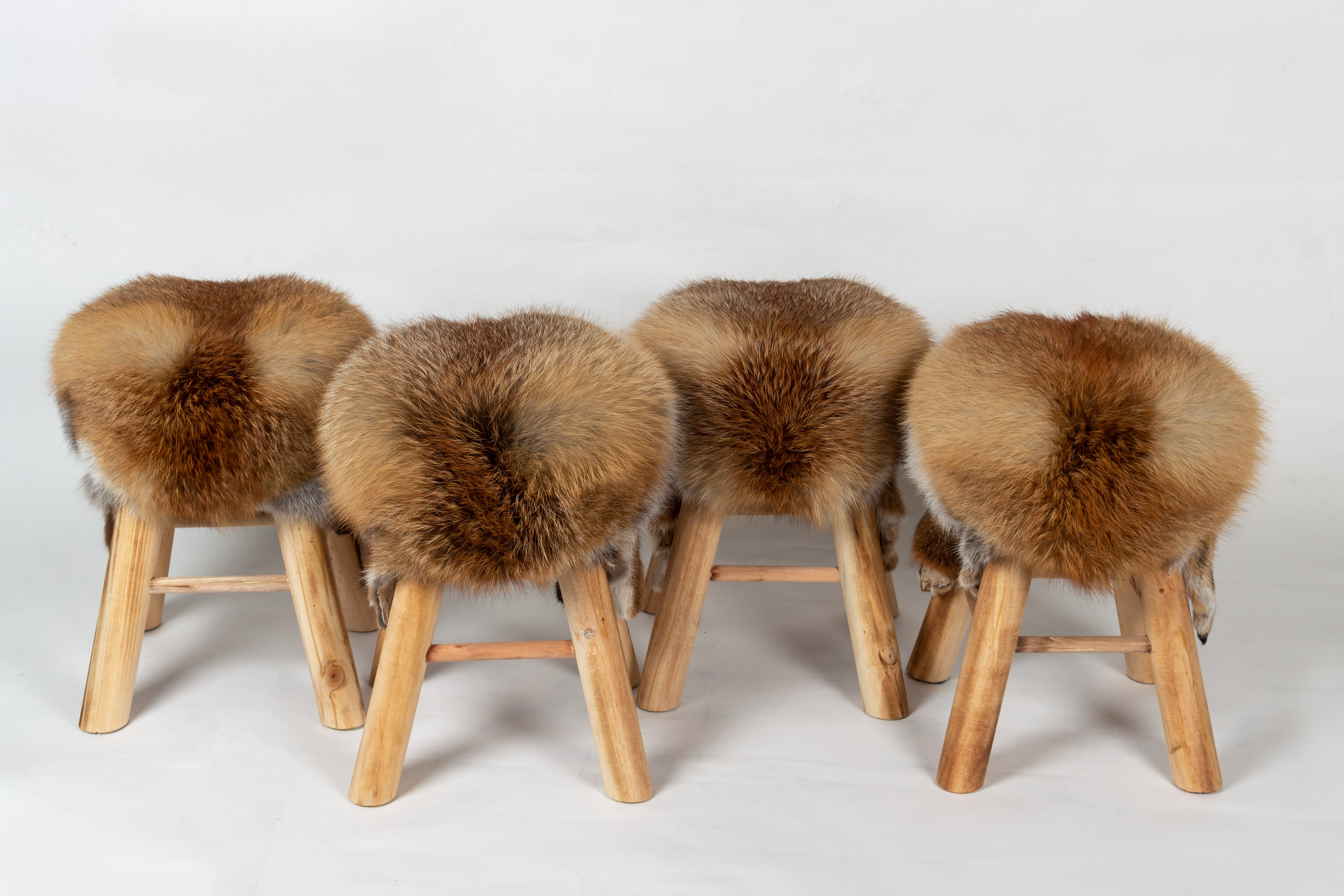 4-9120-Rustikale-Holzhocker-Europ-ischem-Rotfuchs-Fell Rustikaler Holzhocker aus Europäischem Rotfuchs Fell
