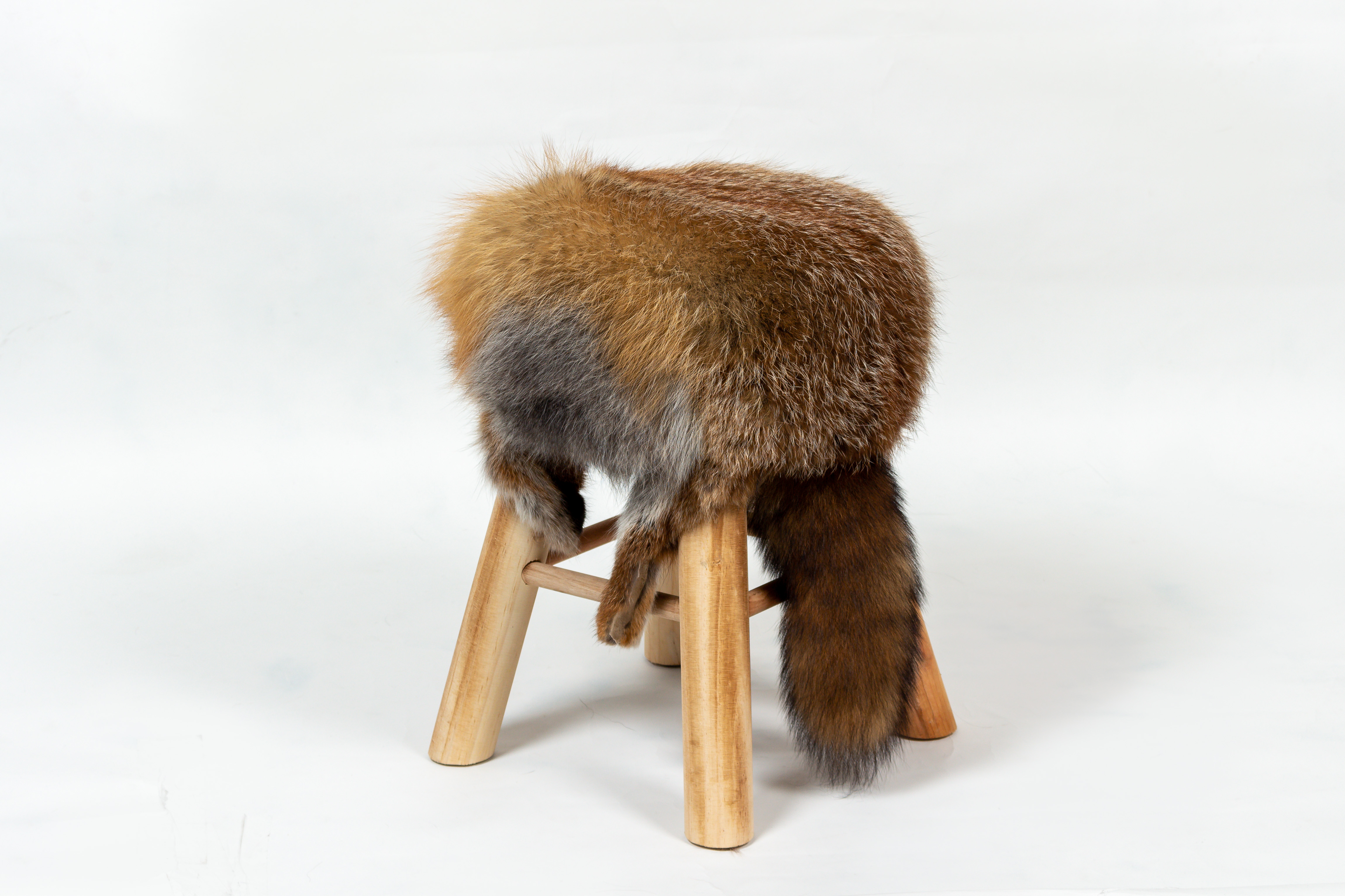 1-9125-Fellhocker-Europaeischen-Rotfuchs-Schweif-Lars-Paustian Fellhocker aus Europäischem Rotfuchs mit Rotfuchs Schweif