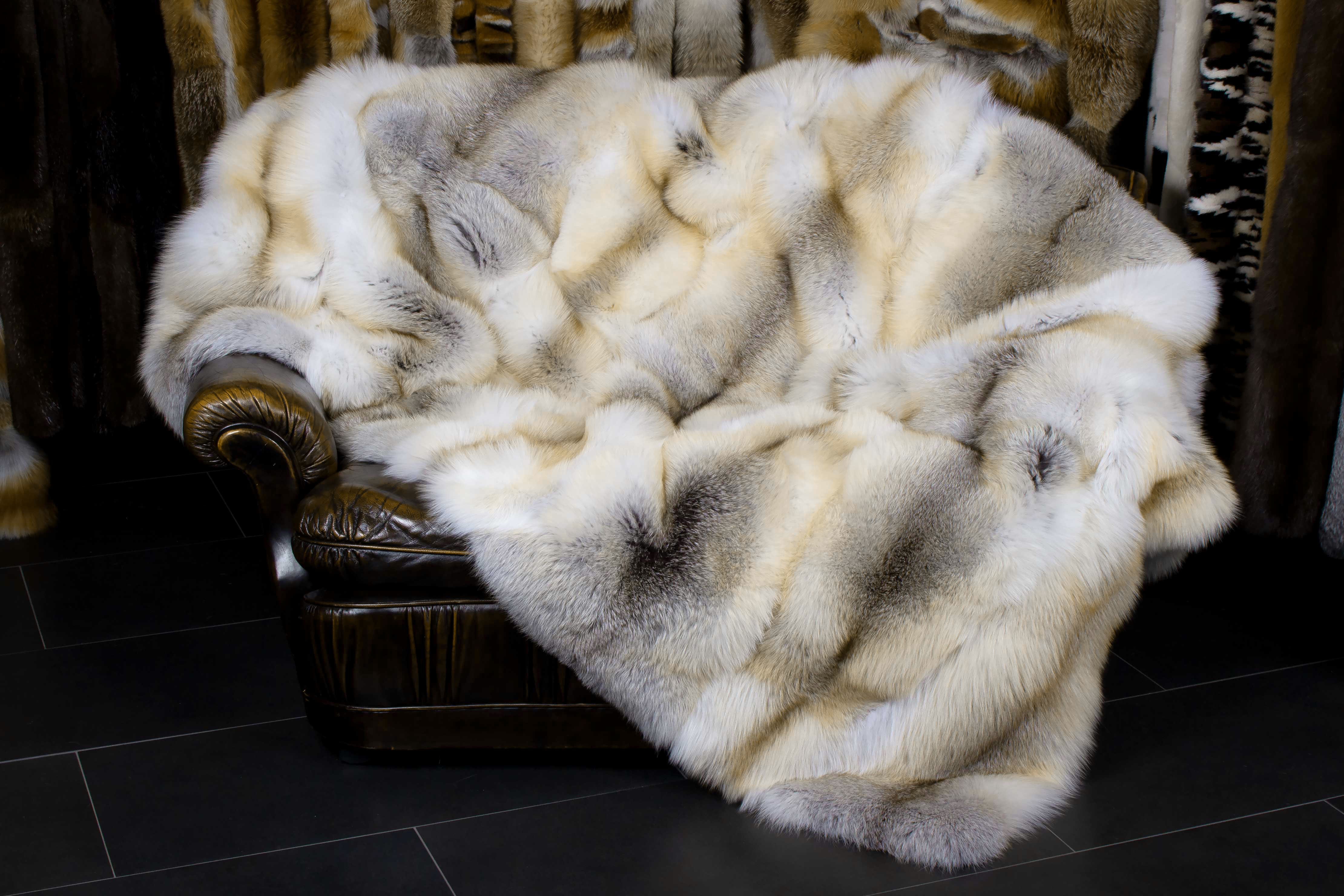 3-6555-H-Felldecke-Fawnlight-Fuchs-Caramell-Lars-Paustian Karamellfarbige Felldecke aus Fawnlight Fuchs