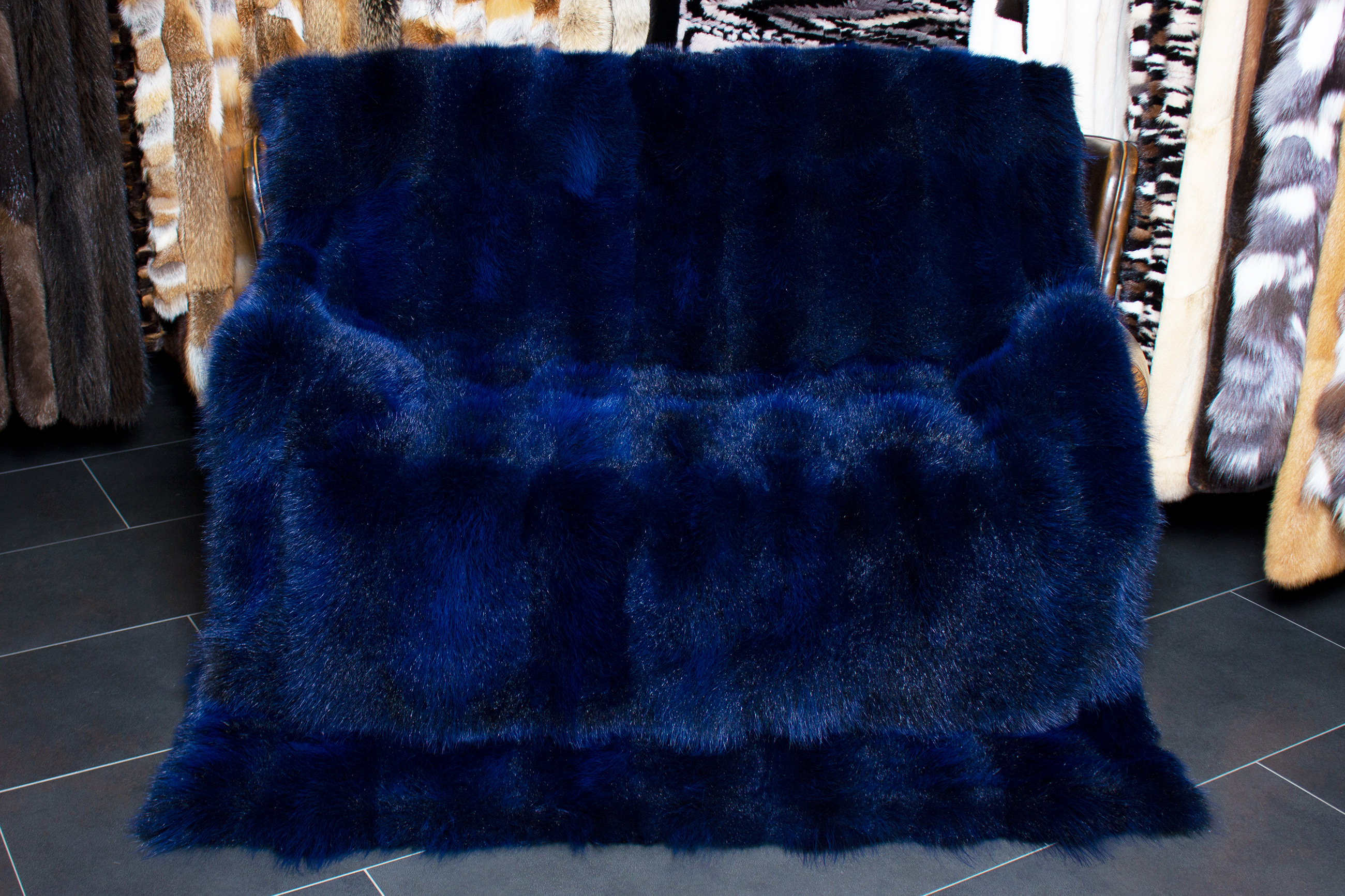 5-1740-Opossum-Pelzdecke-Dunkelblau-Lars-Paustian-Pelze Besondere Opossum Pelzdecke in Dunkelblau "Blue Ocean"
