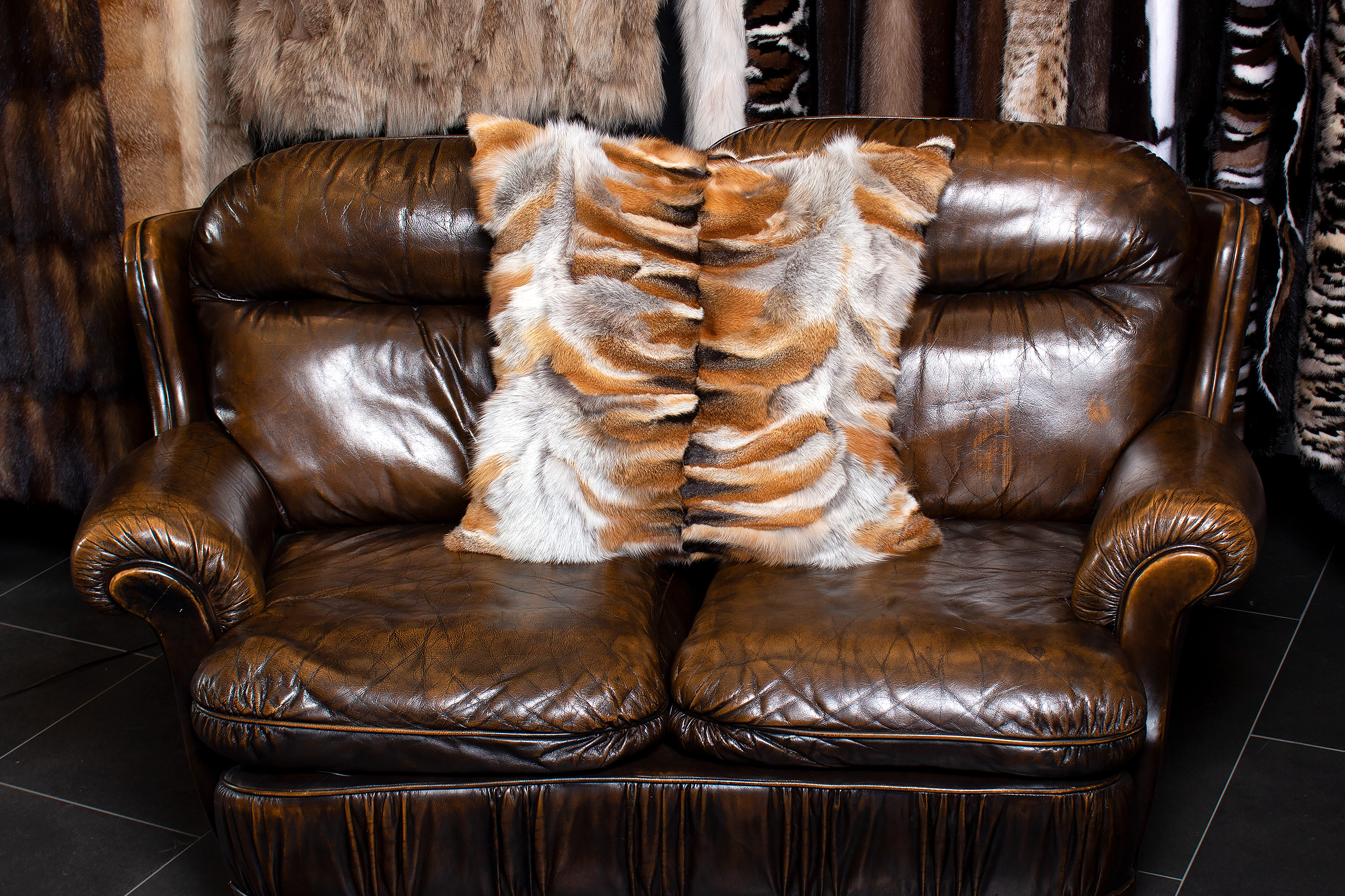 1-2742-Rotfuchspfoten-Fellkissen-Echtpelz-Light-Type-Paustian Rotfuchsseiten Fellkissen aus Echtpelz