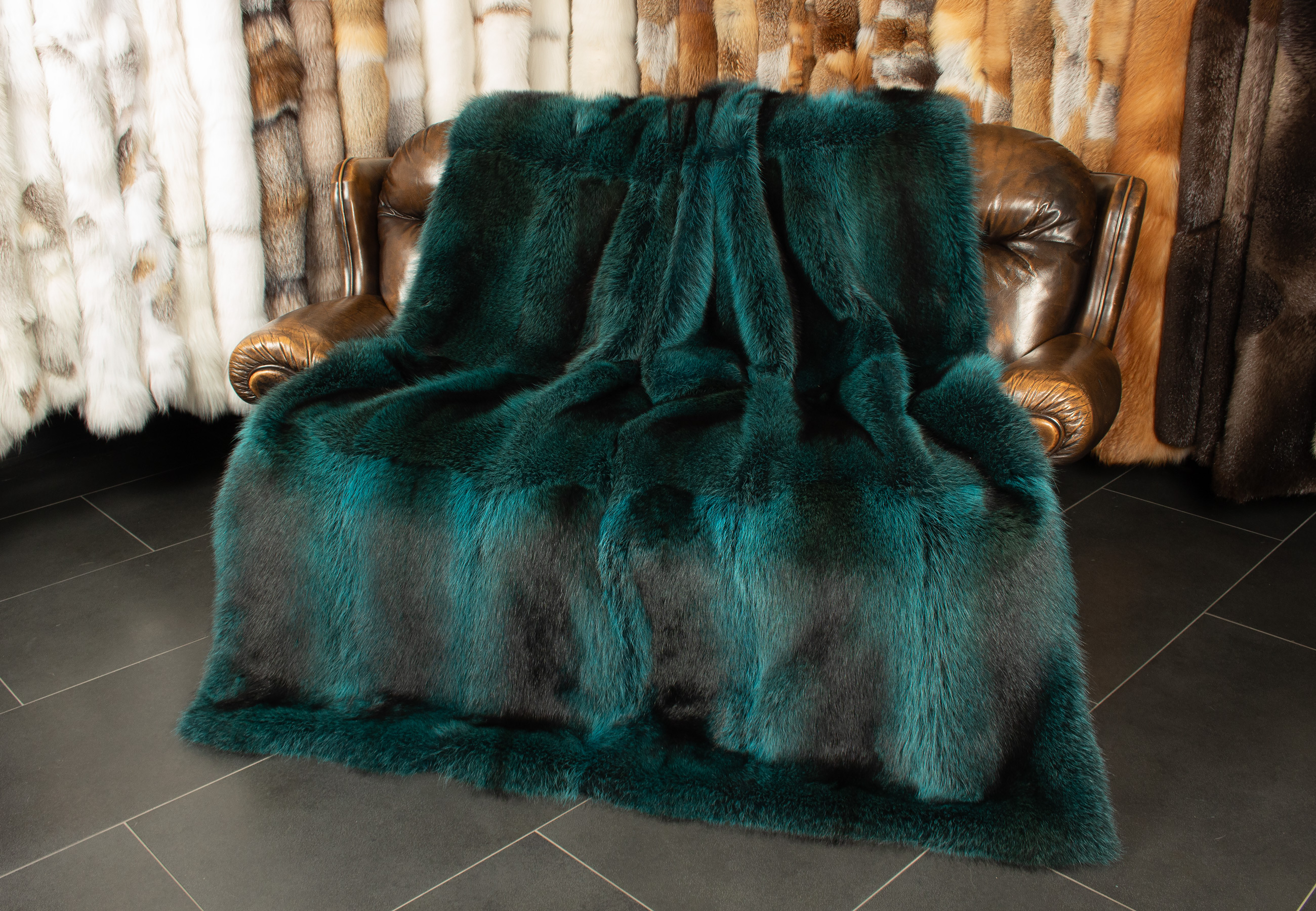 Besondere Waschbär Felldecke in Türkis Besondere Waschbär Felldecke in Türkis