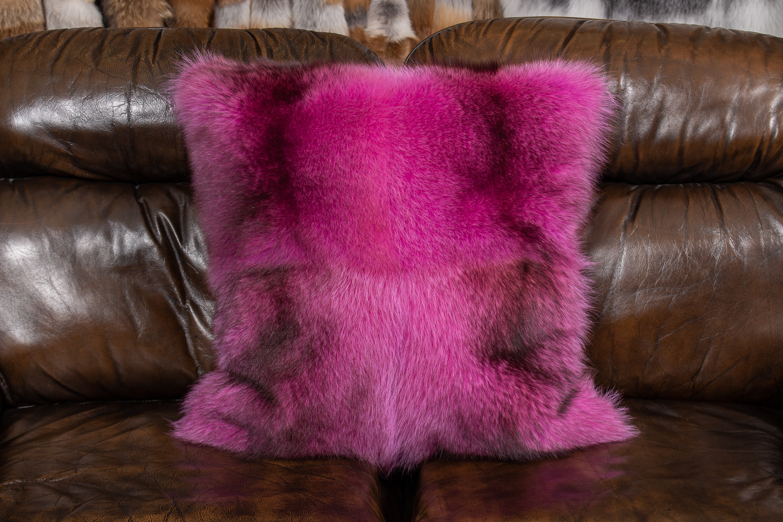 2-3390-Pinkes-Waschbaer-Echtpelz-Kissen-Lars-Paustian Pinkes Waschbär Echtpelz Kissen