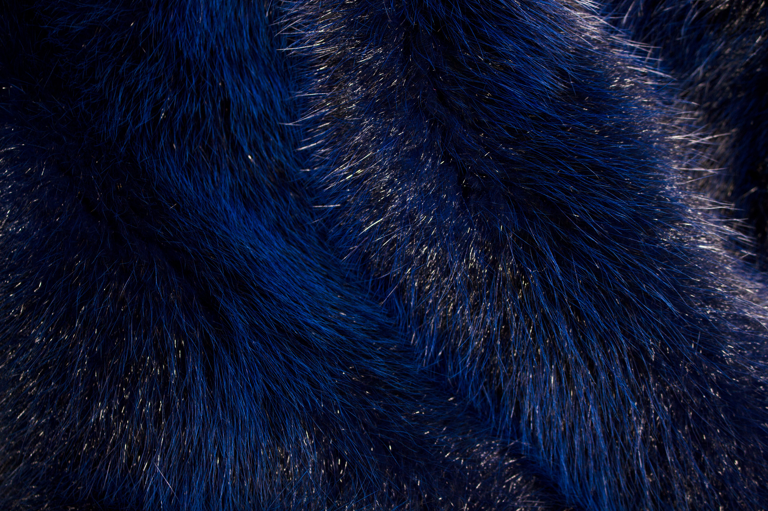 6-1740-Opossum-Pelzdecke-Dunkelblau-Lars-Paustian-Pelze Besondere Opossum Pelzdecke in Dunkelblau "Blue Ocean"
