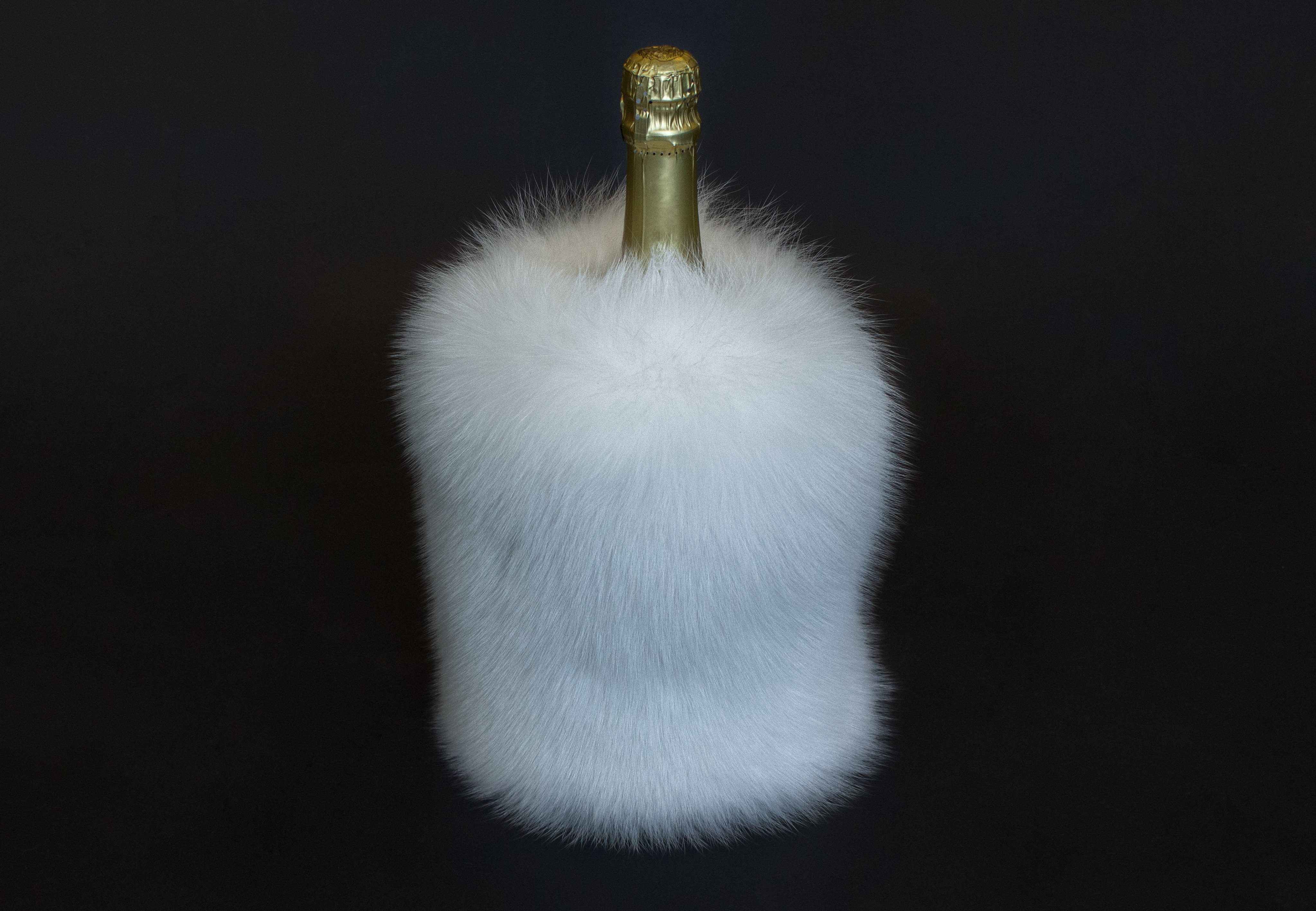 2-3903-Weinhusse-Skandinavischer-Shadowfuchs-weiss-Weinkuehler Weinhusse aus Skandinavischem Shadowfuchs in weiß