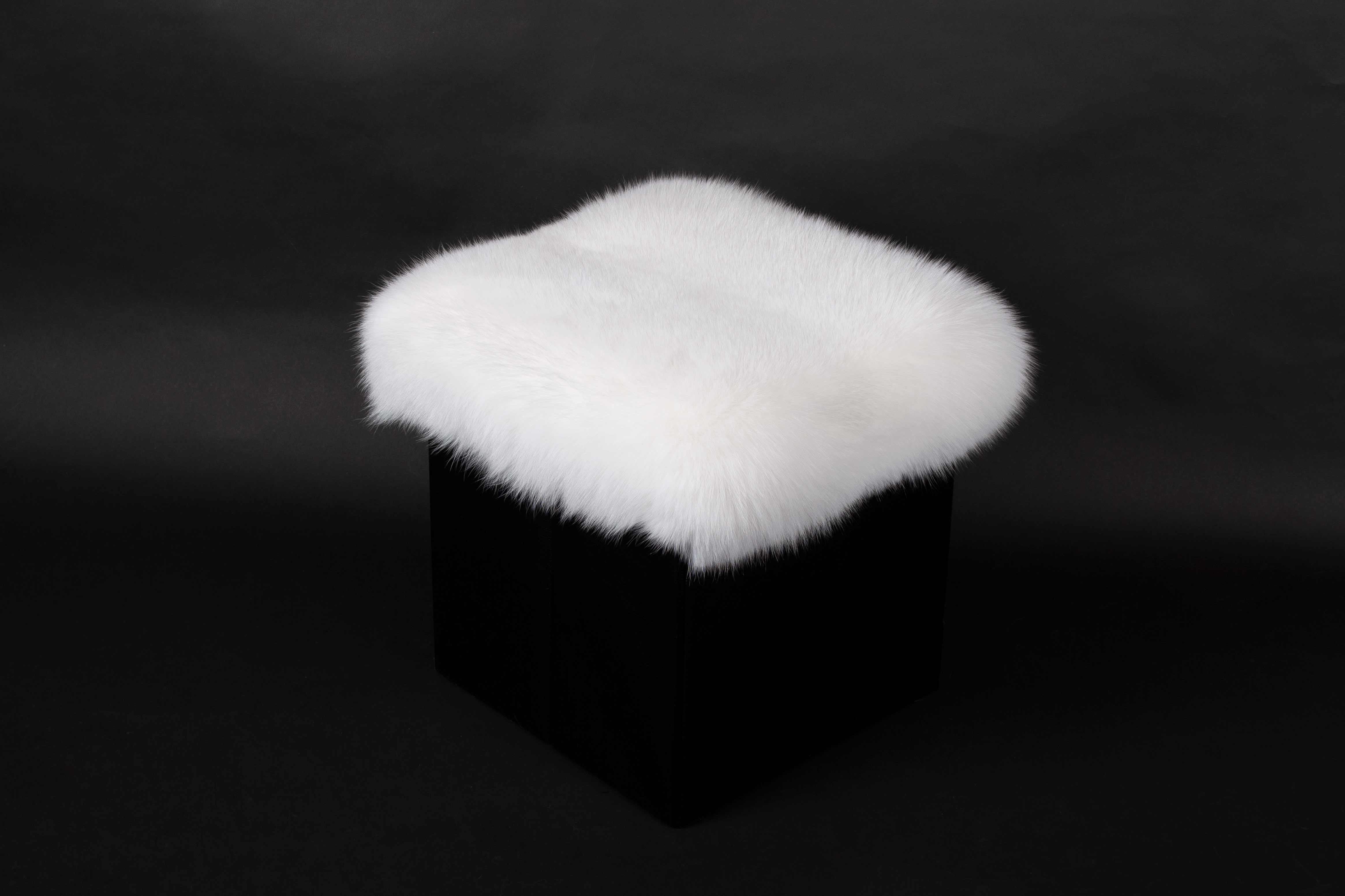 2-4565-Skandinavischer-Shadow-Fuchsfell-Hocker-Echtfell-Lars-Paustian Skandinavischer Shadow Fuchsfell Hocker aus Echtfell