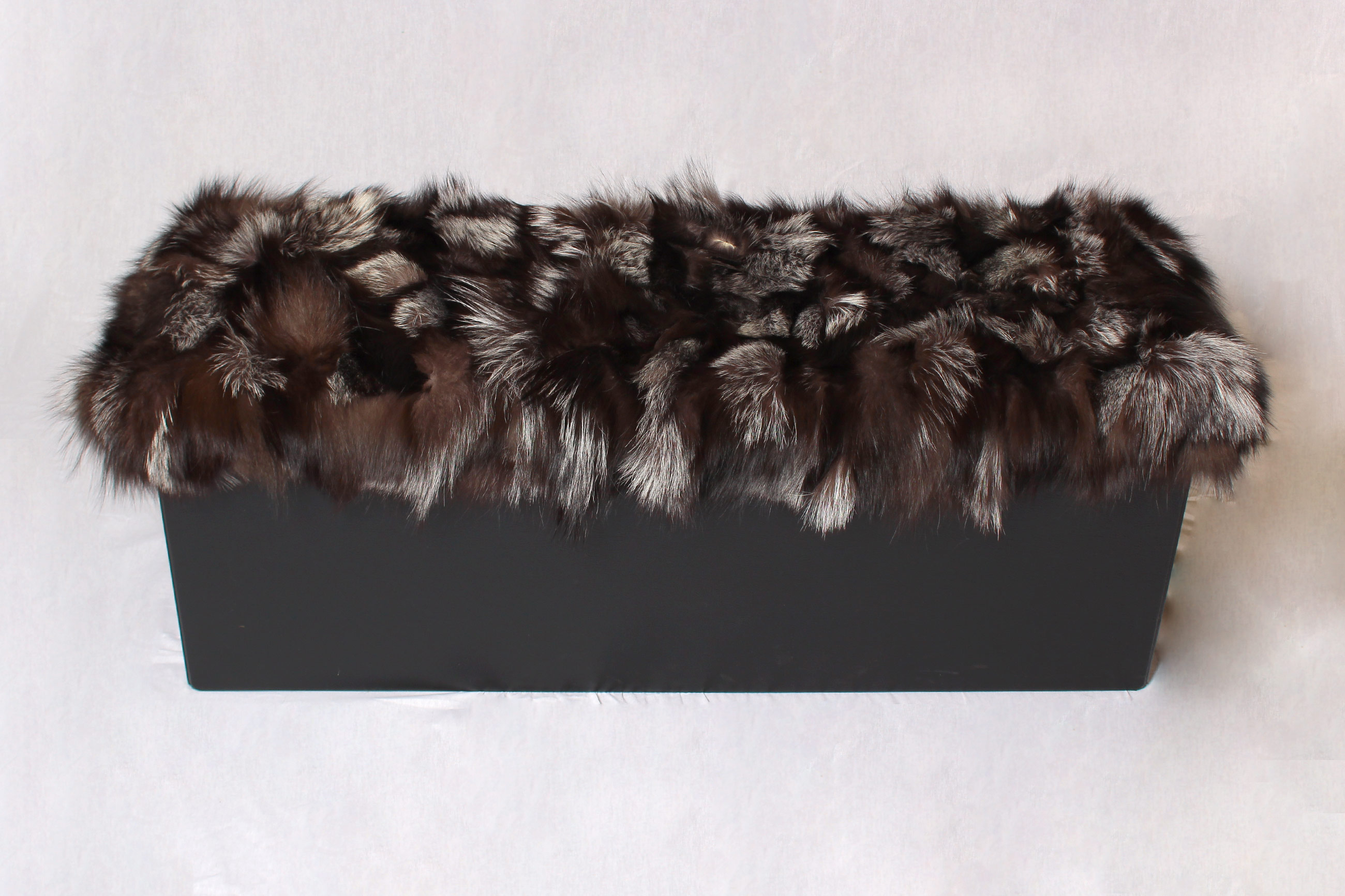 2-3060-Sitzwuerfel-mit-Silberfuchsseiten-Fell-Bezug-Lars-Paustian Sitzwürfel mit Silberfuchsseiten Fell-Bezug