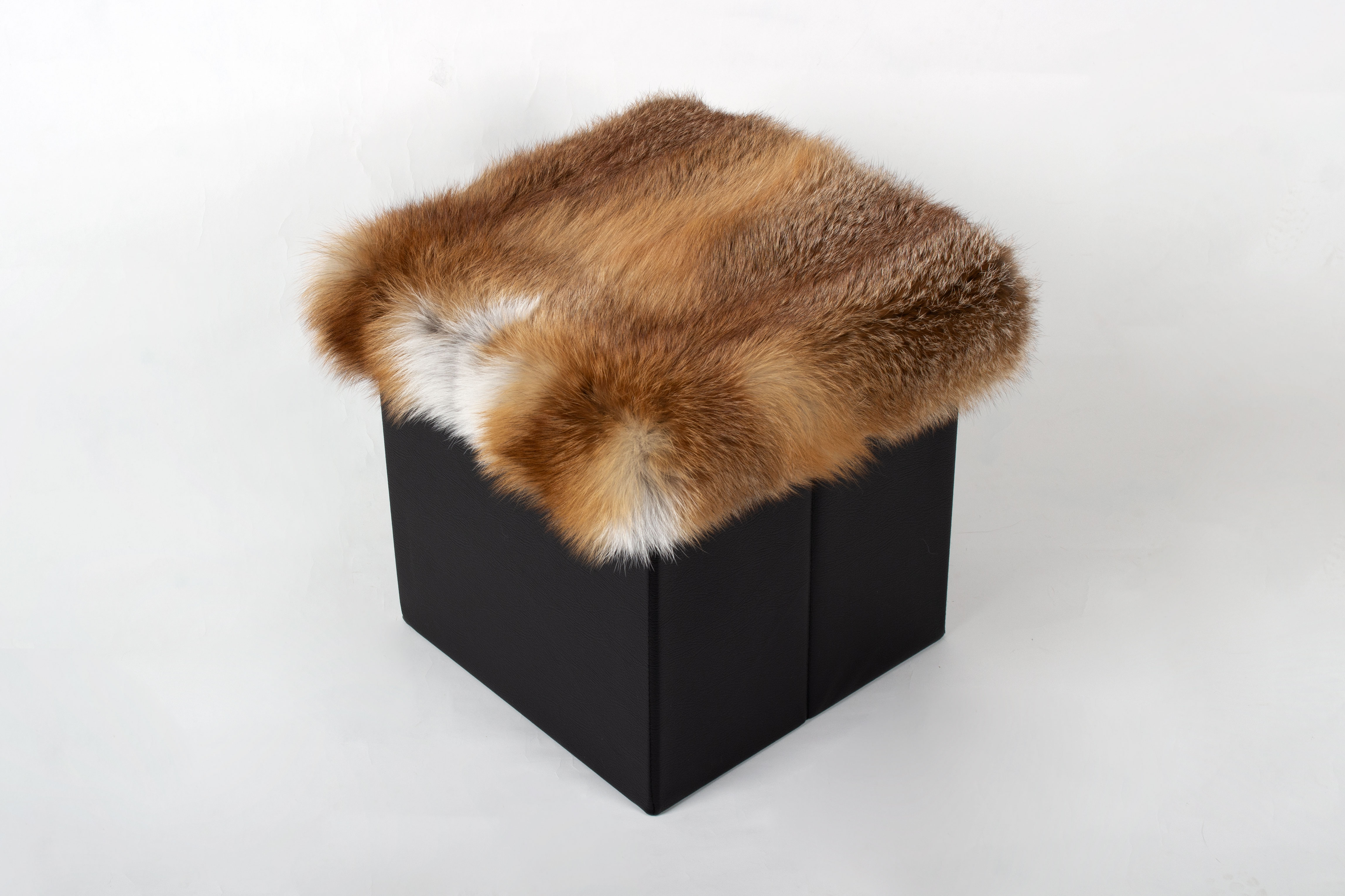 1-4560-Europaeischer-Rotfuchs-Sitzhocker-Wildware-Lars-Paustian Europäischer Rotfuchs Sitzhocker aus Wildware