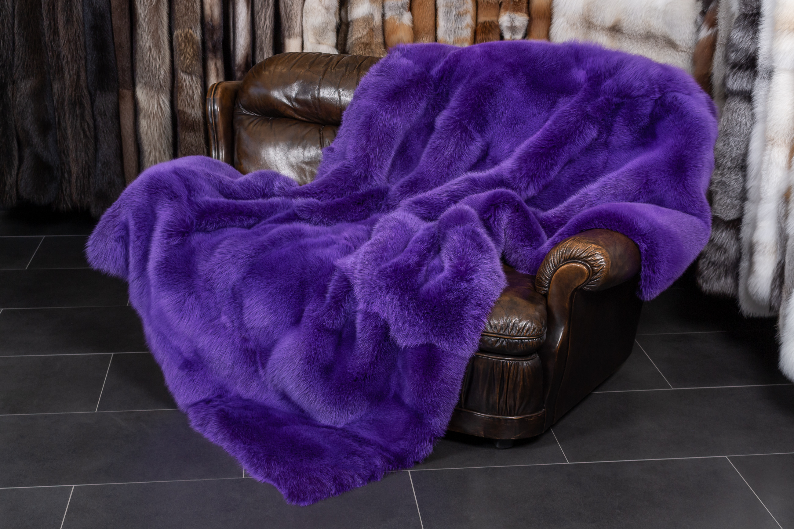 1-5525-Echtpelz-Blaufuchs-Felldecke-Lila-Lars-Paustian Echtpelz Blaufuchs Felldecke in Lila