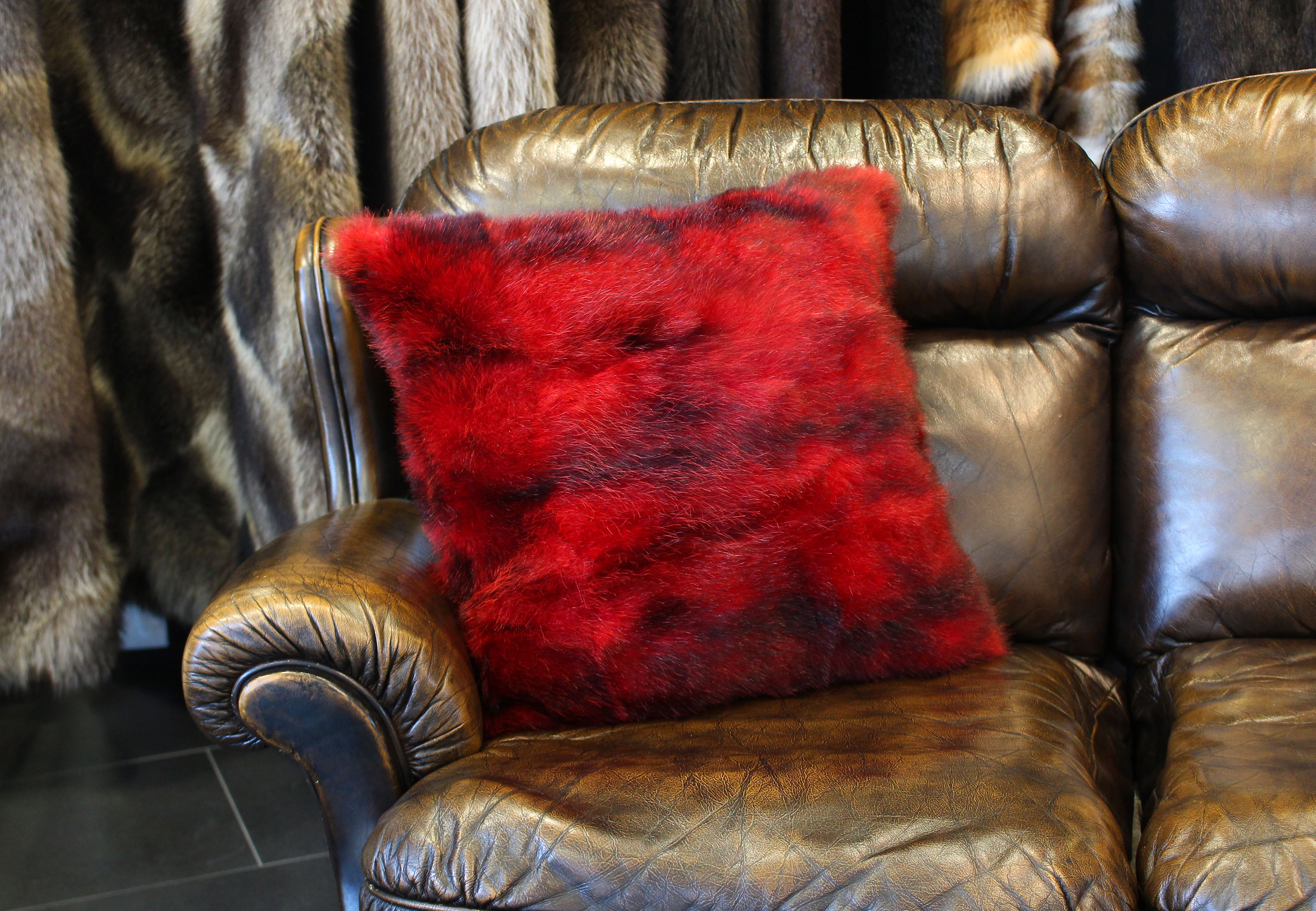 Opossum Pelzkissen in Rot Opossum Pelzkissen in Rot