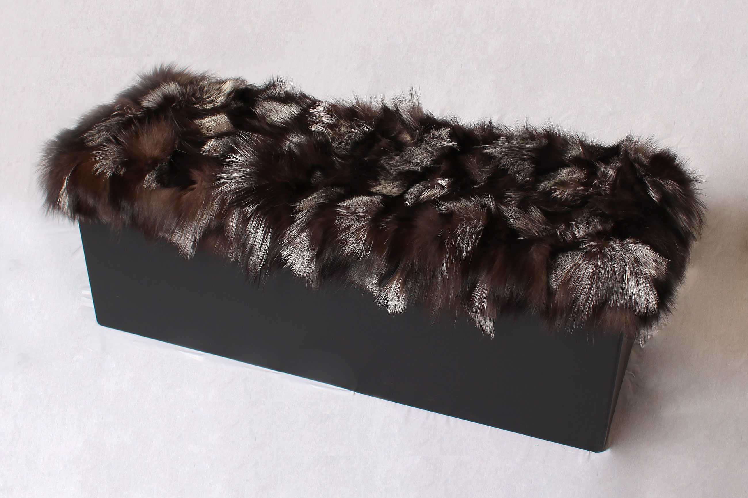 3-3060-Sitzwuerfel-mit-Silberfuchsseiten-Fell-Bezug-Lars-Paustian Sitzwürfel mit Silberfuchsseiten Fell-Bezug