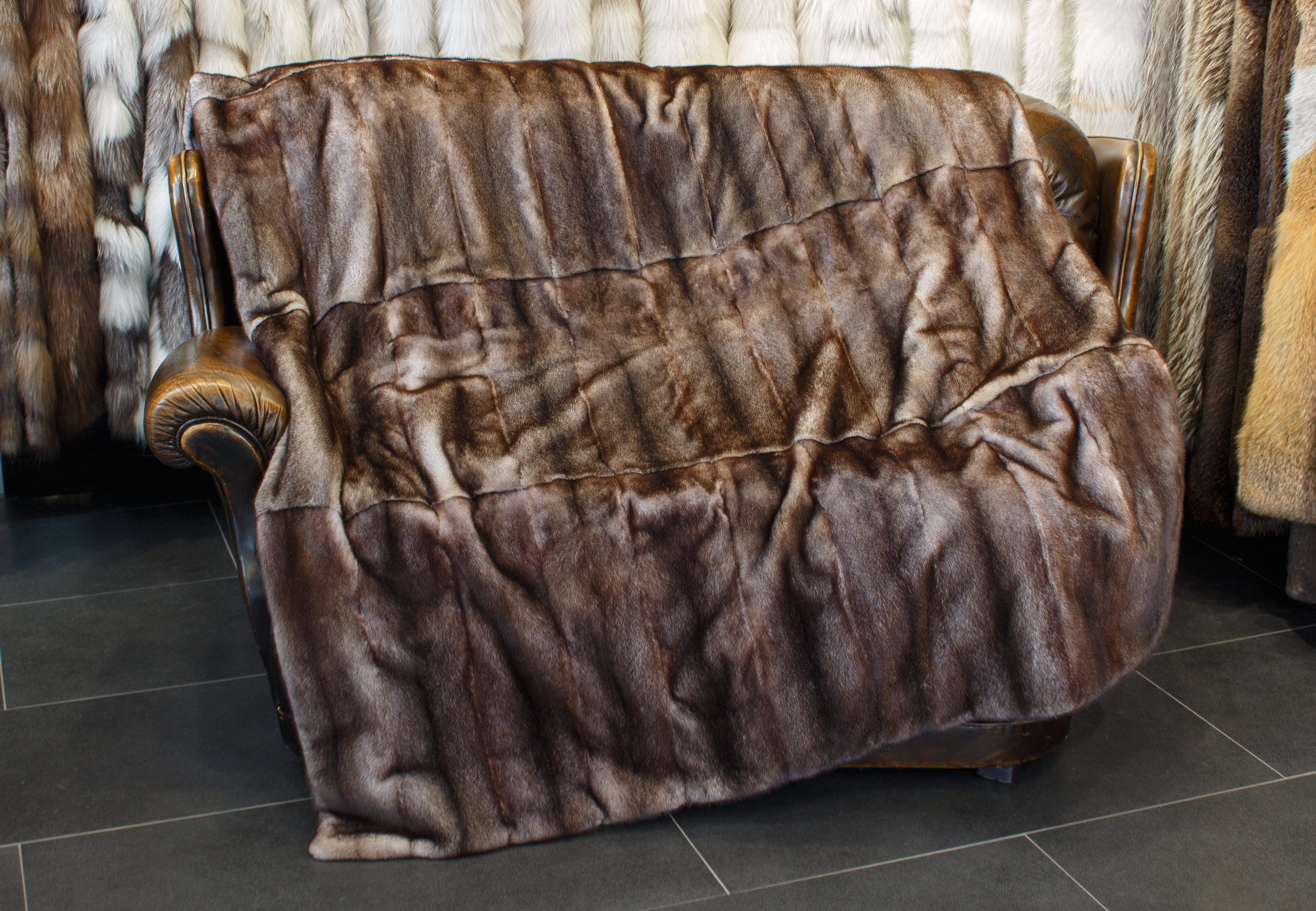 Nerz Felldecke in braun-grau Nerz Felldecke in braun-grau