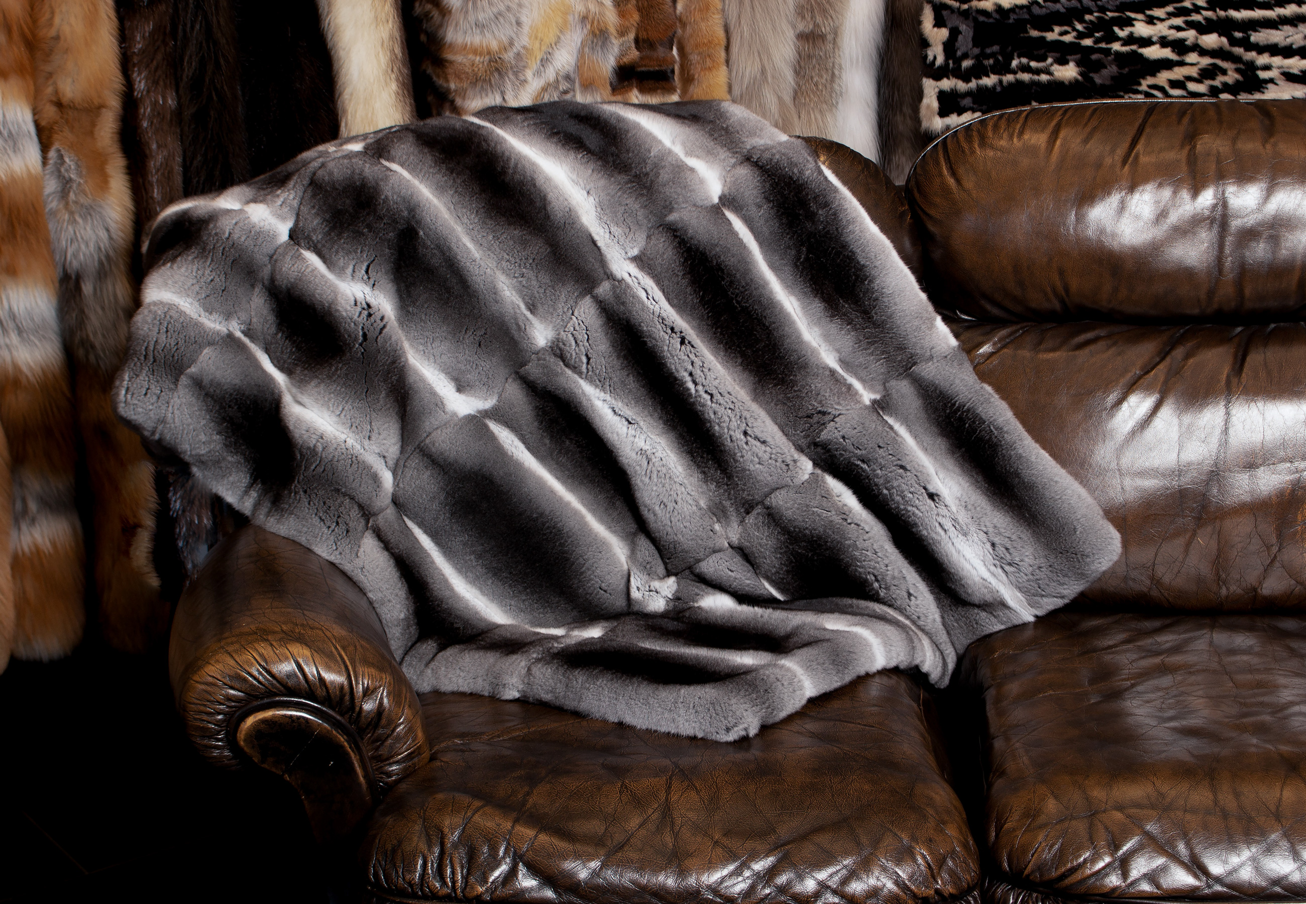 Chinchilla Echtfell Plaid mit Kolinsky Rückfutter Chinchilla Echtfell Plaid mit Kolinsky Rückfutter