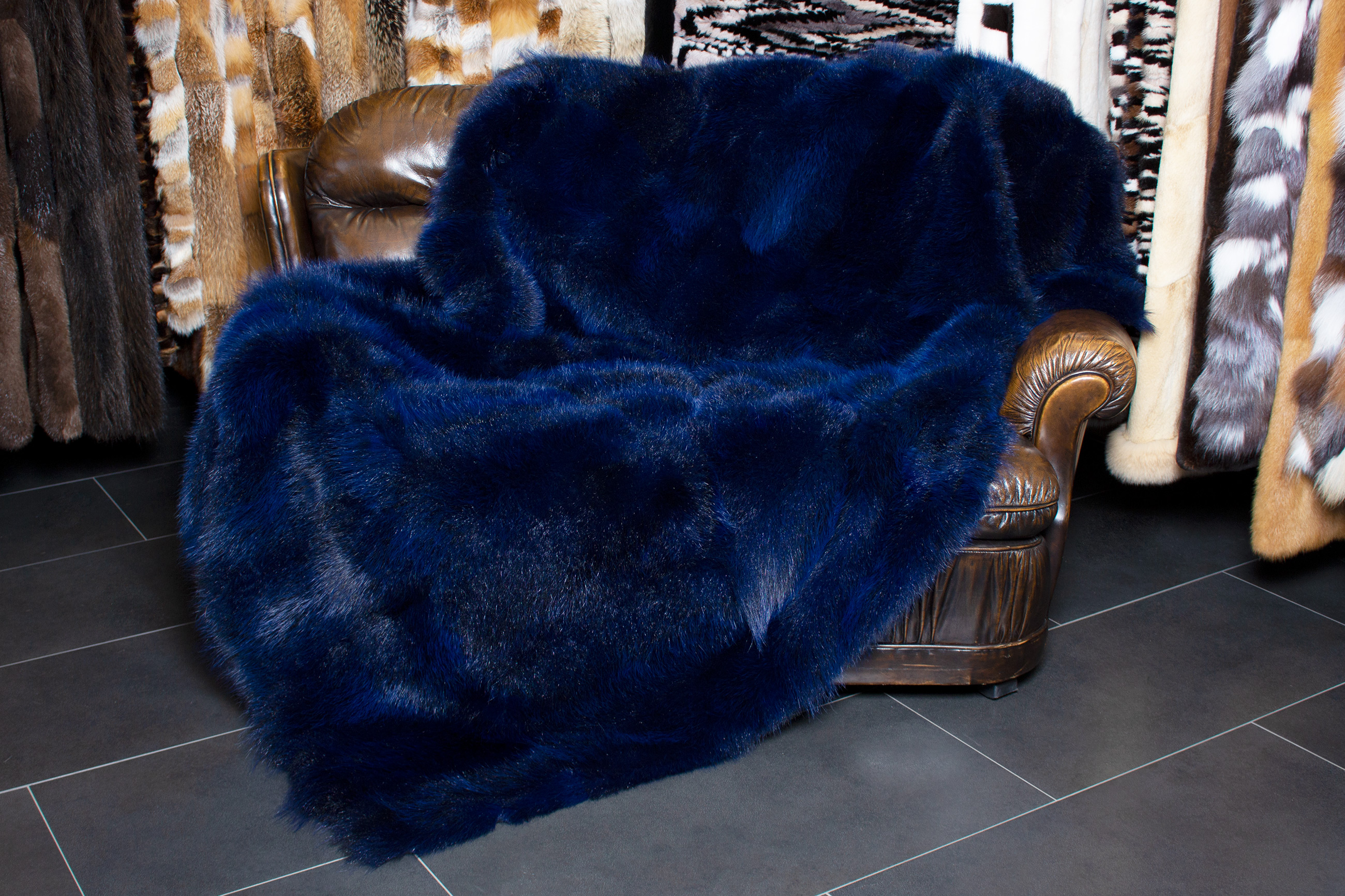 3-1740-Opossum-Pelzdecke-Dunkelblau-Lars-Paustian-Pelze Besondere Opossum Pelzdecke in Dunkelblau "Blue Ocean"