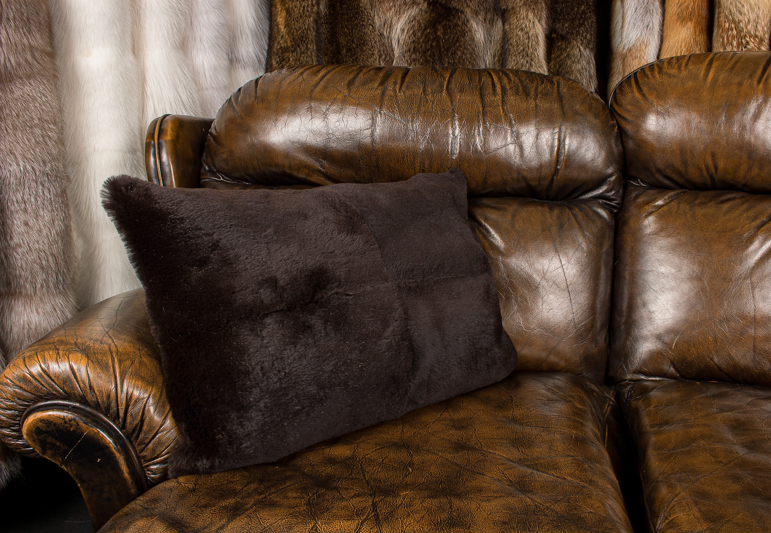 Dunkelbraunes Kanin Fellkissen geschoren Dunkelbraunes Kanin Fellkissen geschoren