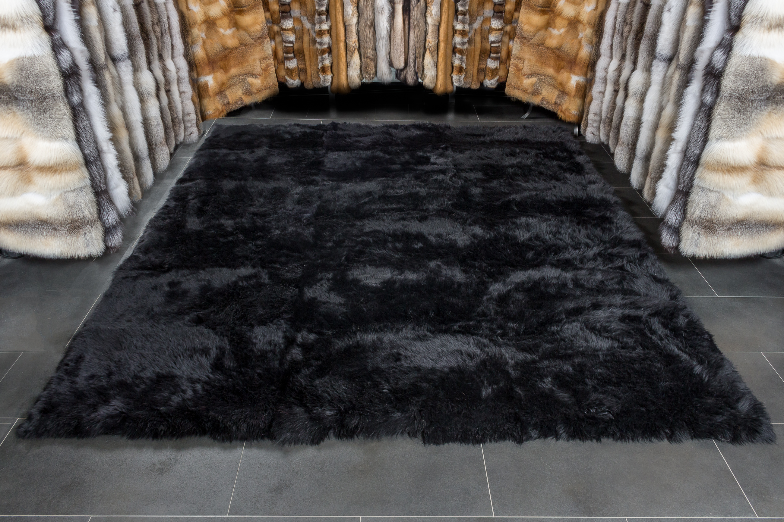 Großer Fell Teppich aus Lammfellen in Schwarz