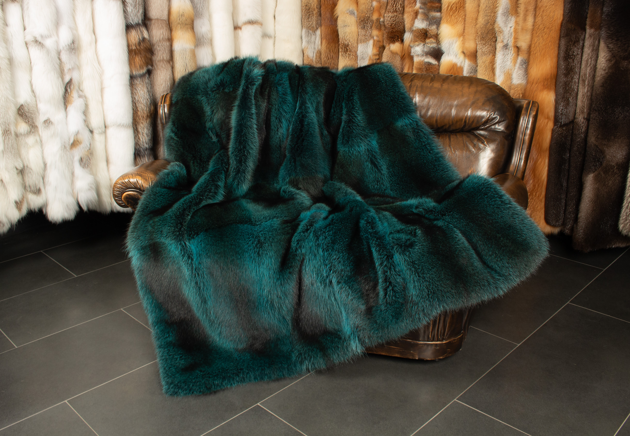 Besondere Waschbär Felldecke in Türkis Besondere Waschbär Felldecke in Türkis