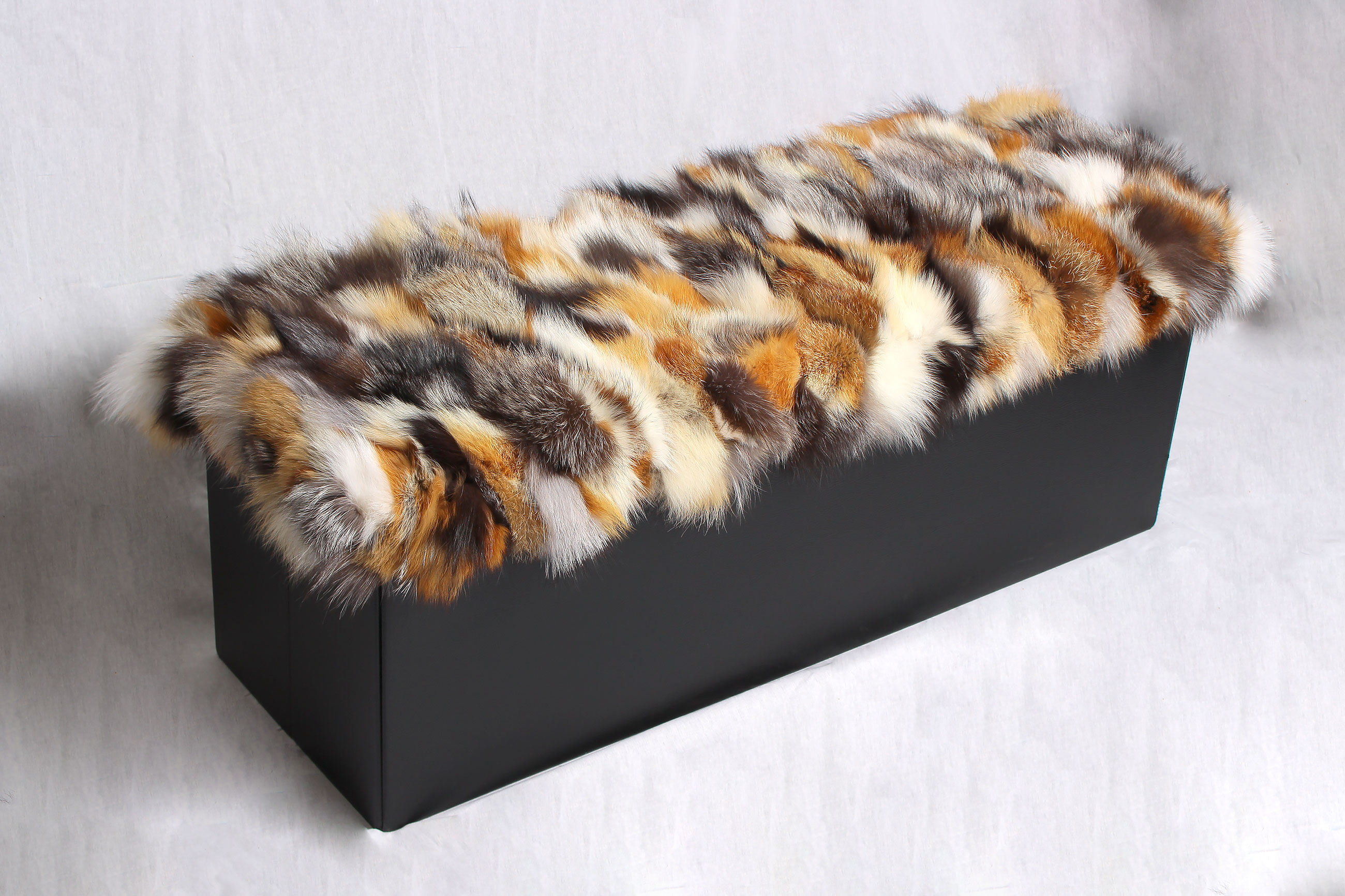 1-3335-Sitzbank-Stauraum-Fuchsfell-bestueckt-Lars-Paustian Sitzbank mit Stauraum und echtem Fuchsfell bestückt