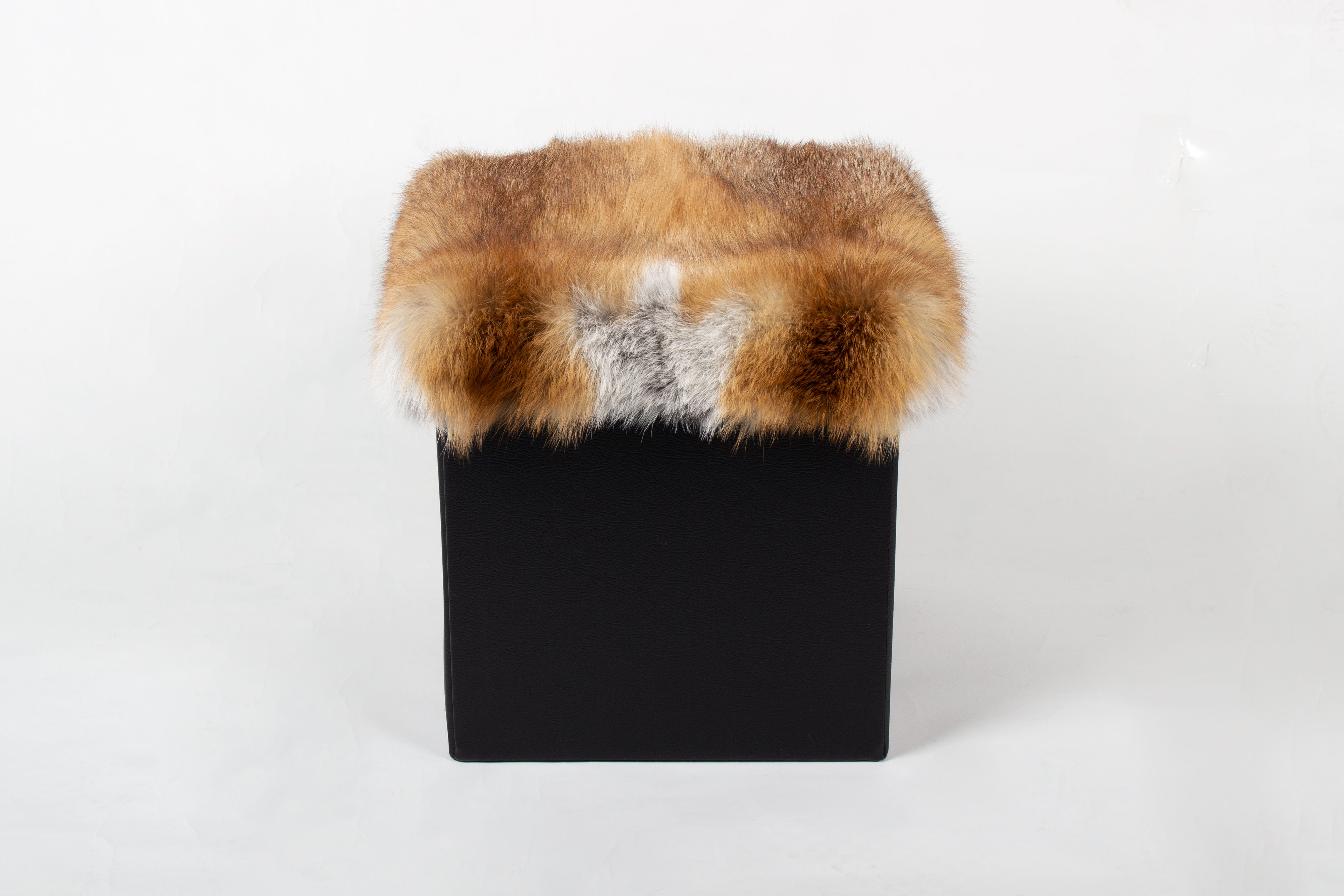 2-4560-Europaeischer-Rotfuchs-Sitzhocker-Wildware-Lars-Paustian Europäischer Rotfuchs Sitzhocker aus Wildware