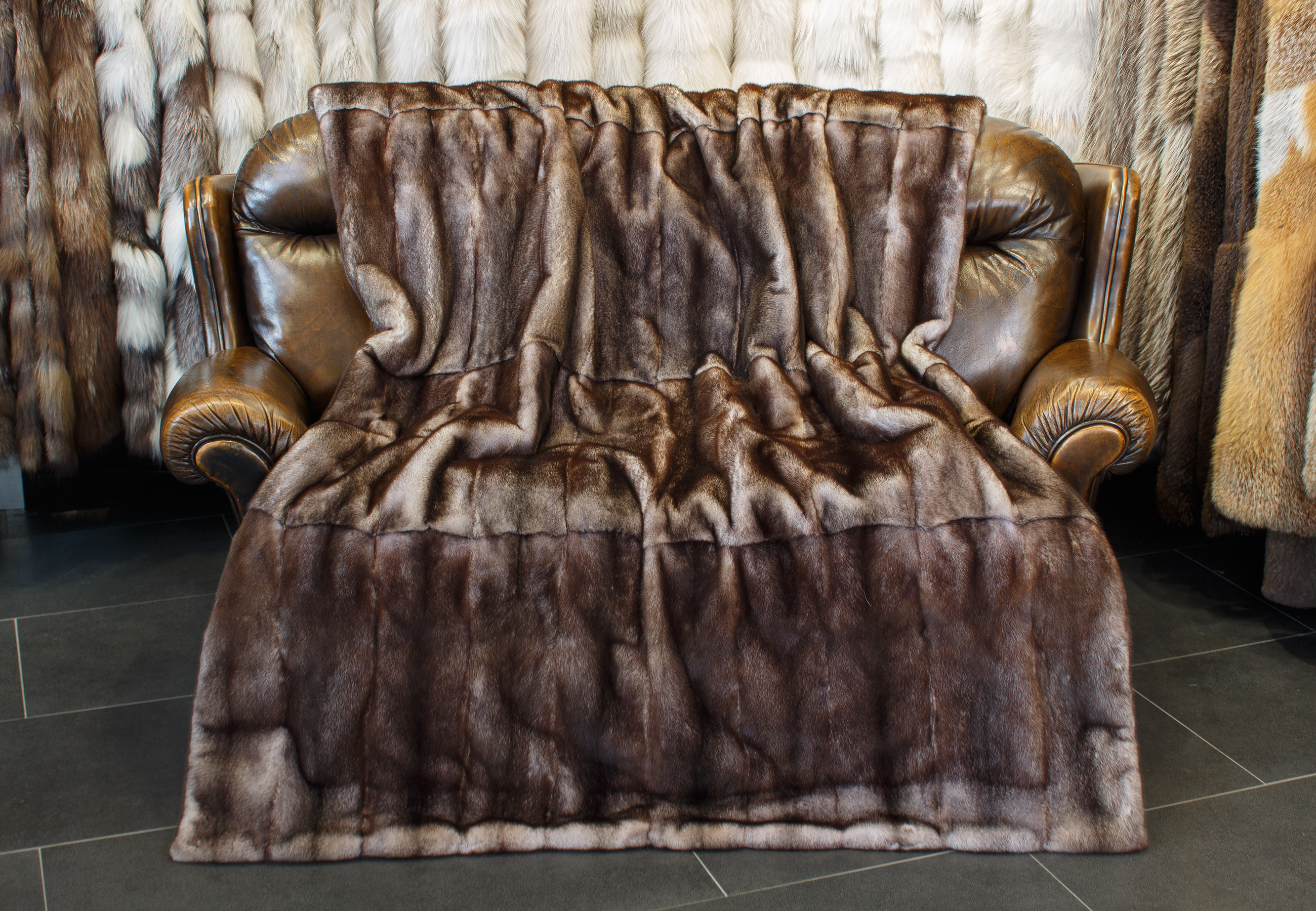 Nerz Felldecke in braun-grau Nerz Felldecke in braun-grau