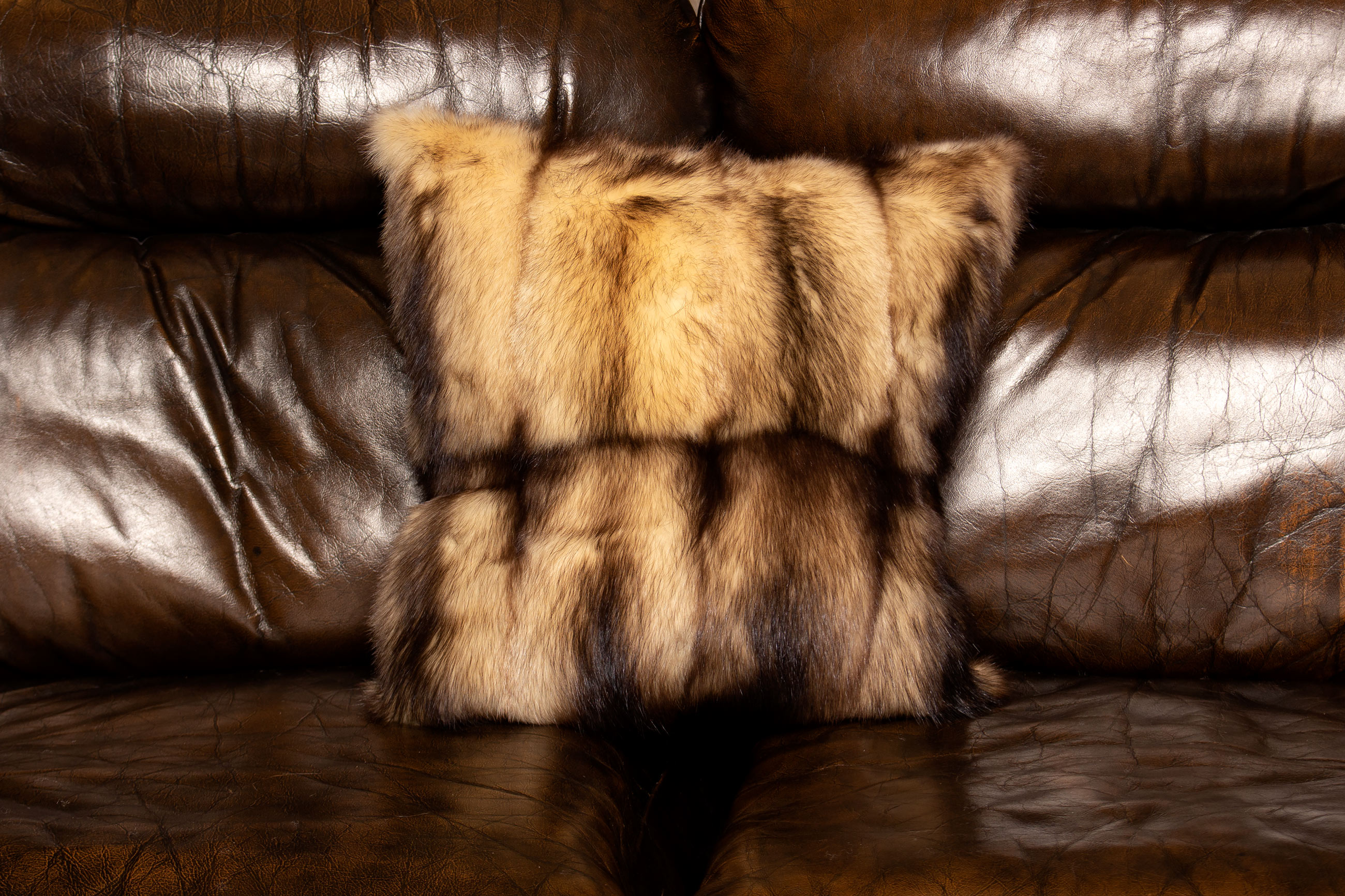 1-2462-helles-Iltis-Pelz-Kissen-kanadisches-Echtfell-Lars-Paustian Helles Iltis Pelz Kissen aus kanadischem Echtfell