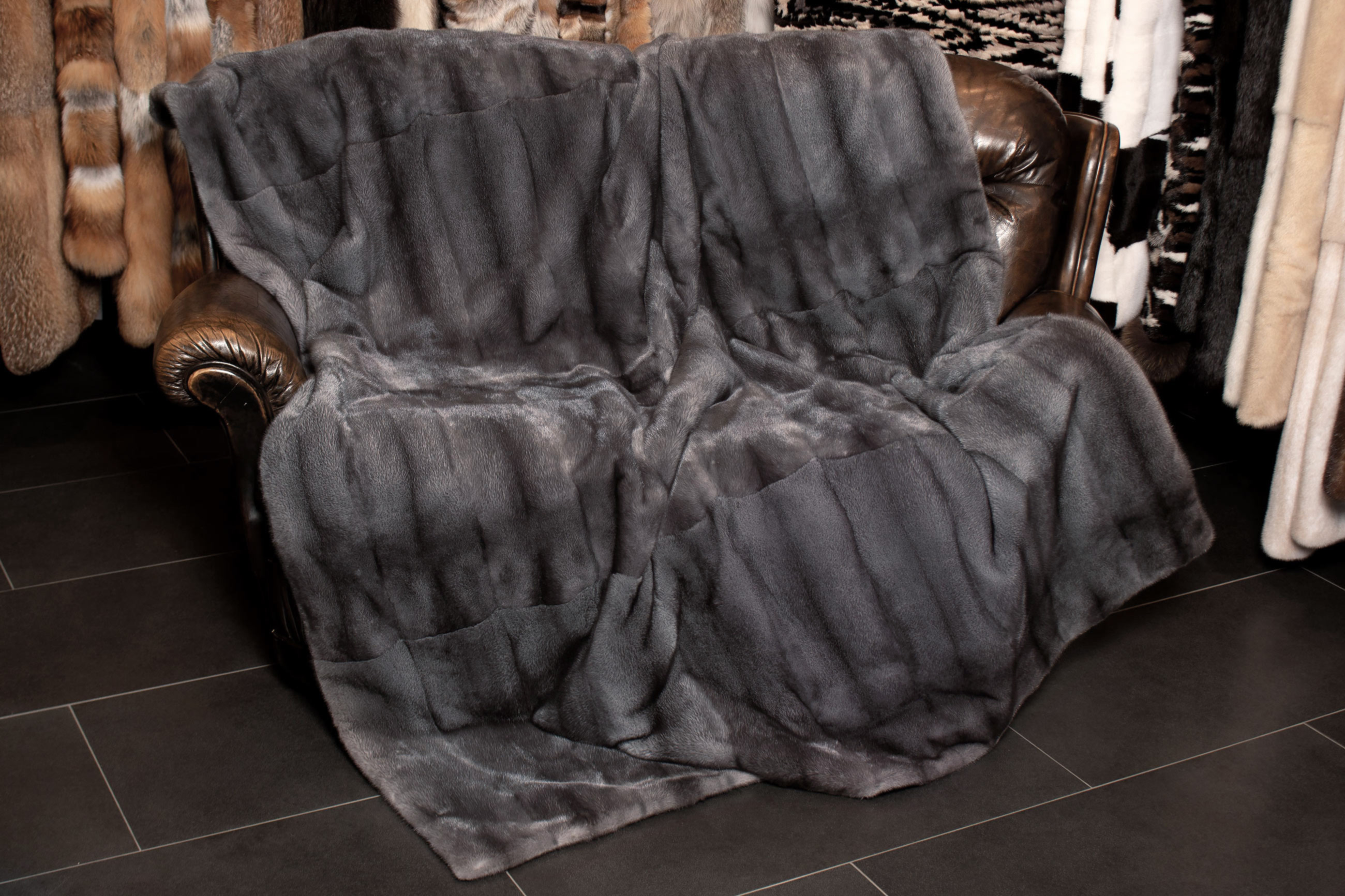 1-2700-Special-Real-Fur-Throw-Blue-Iris-Mink-Skins-Lars-Paustianhmt68moI7iwkt Kuschelige Nerz Felldecke aus Echtpelz - Blue Iris