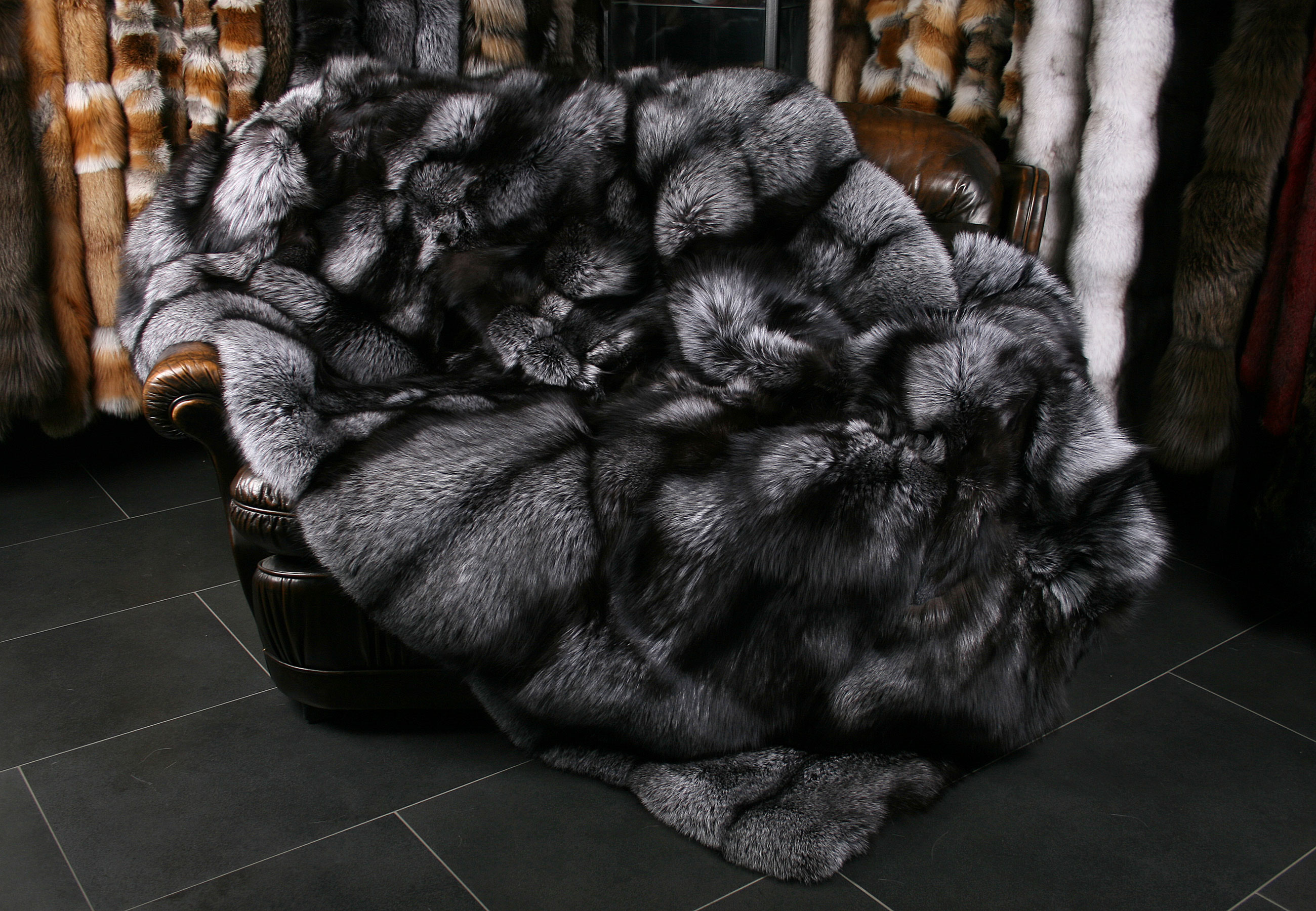 2-silberfuchs-pelzdecke-saga-fur Silberfuchs Felldecke aus skandinavischen Fellen (SAGA Fur)