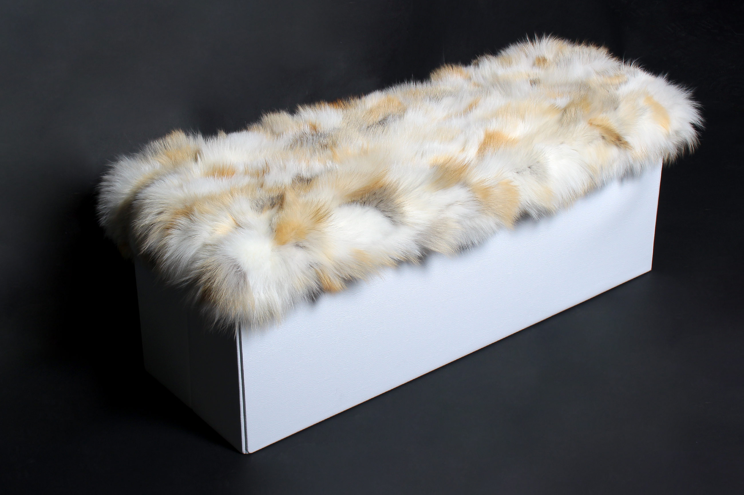 1-3620-weisse-Sitztruhe-mit-Golden-Island-St-cken-Bezug-Lars-Paustian Weiße Sitztruhe mit Golden Island Fuchs Bezug