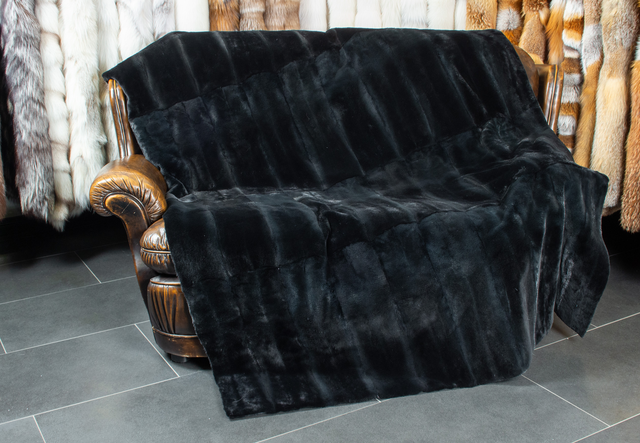 Echtfell Nerzdecke in Schwarz-Türkis Echtfell Nerzdecke in Schwarz-Türkis