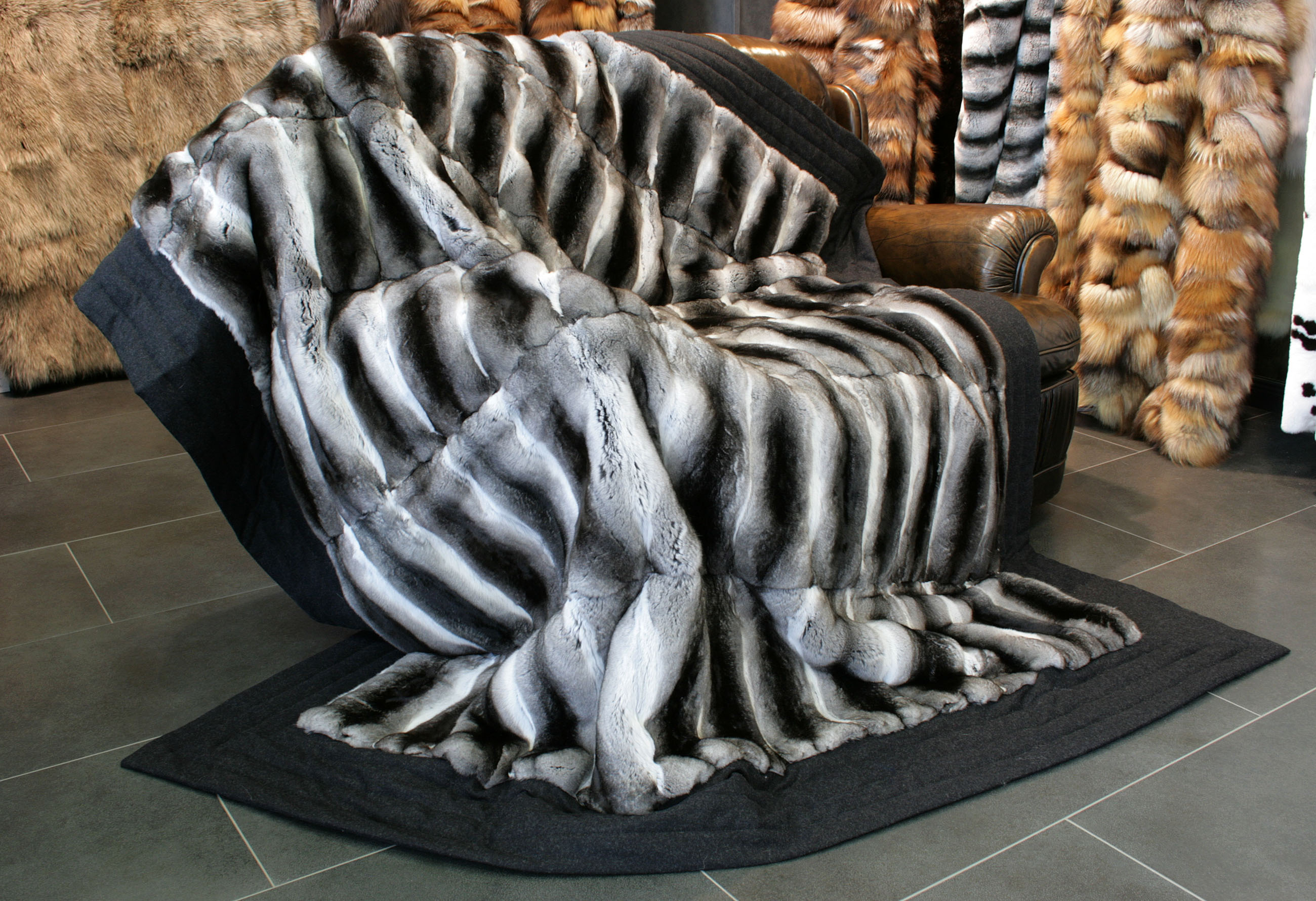 chinchilla-pelzdecke-stoffrand-silber-schwarz-weiss-5 Chinchilla Pelzdecke mit Tiroler Loden Rand