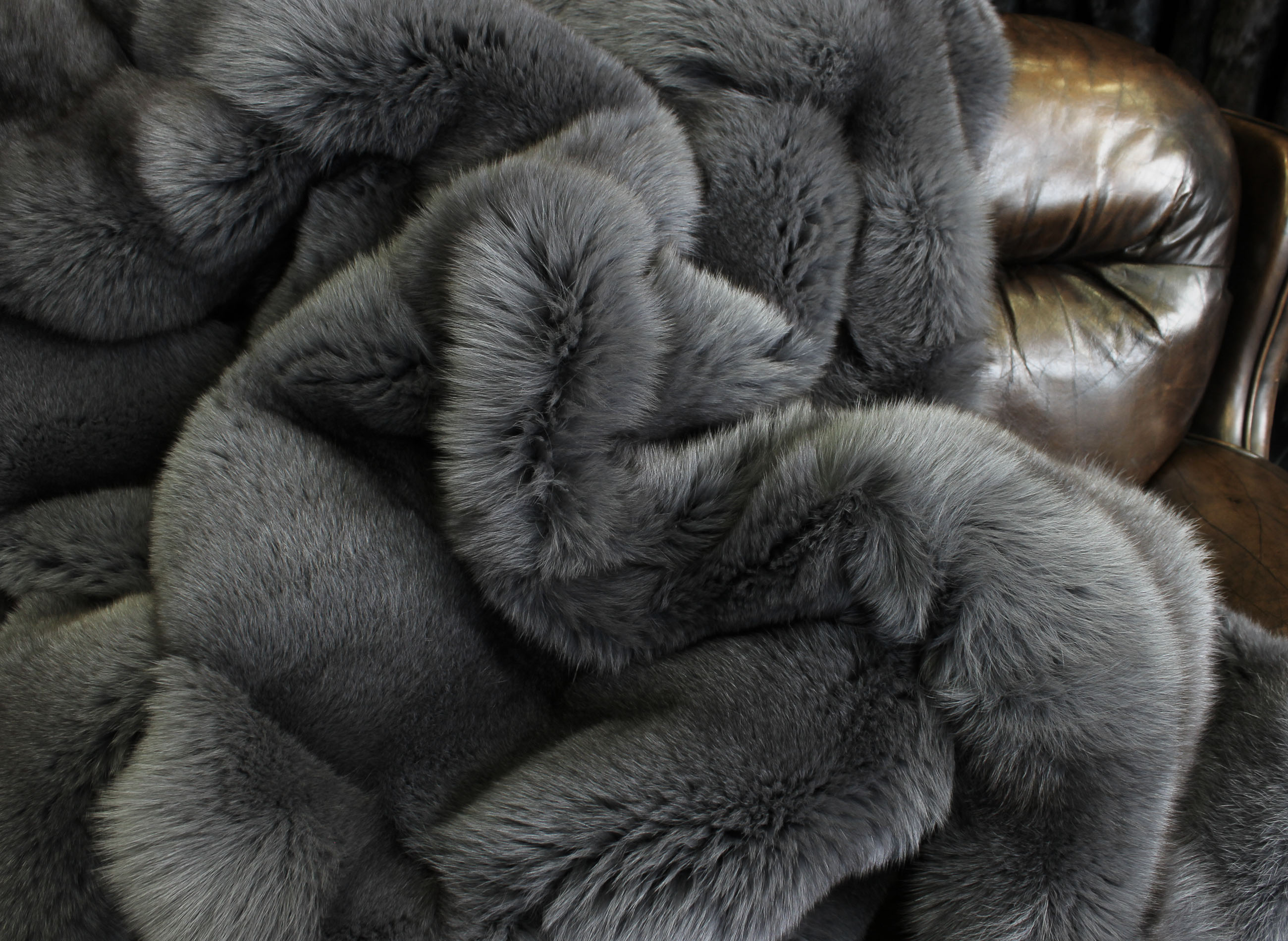 Kuschelige Blaufuchs Pelzdecke in Graphitgrau