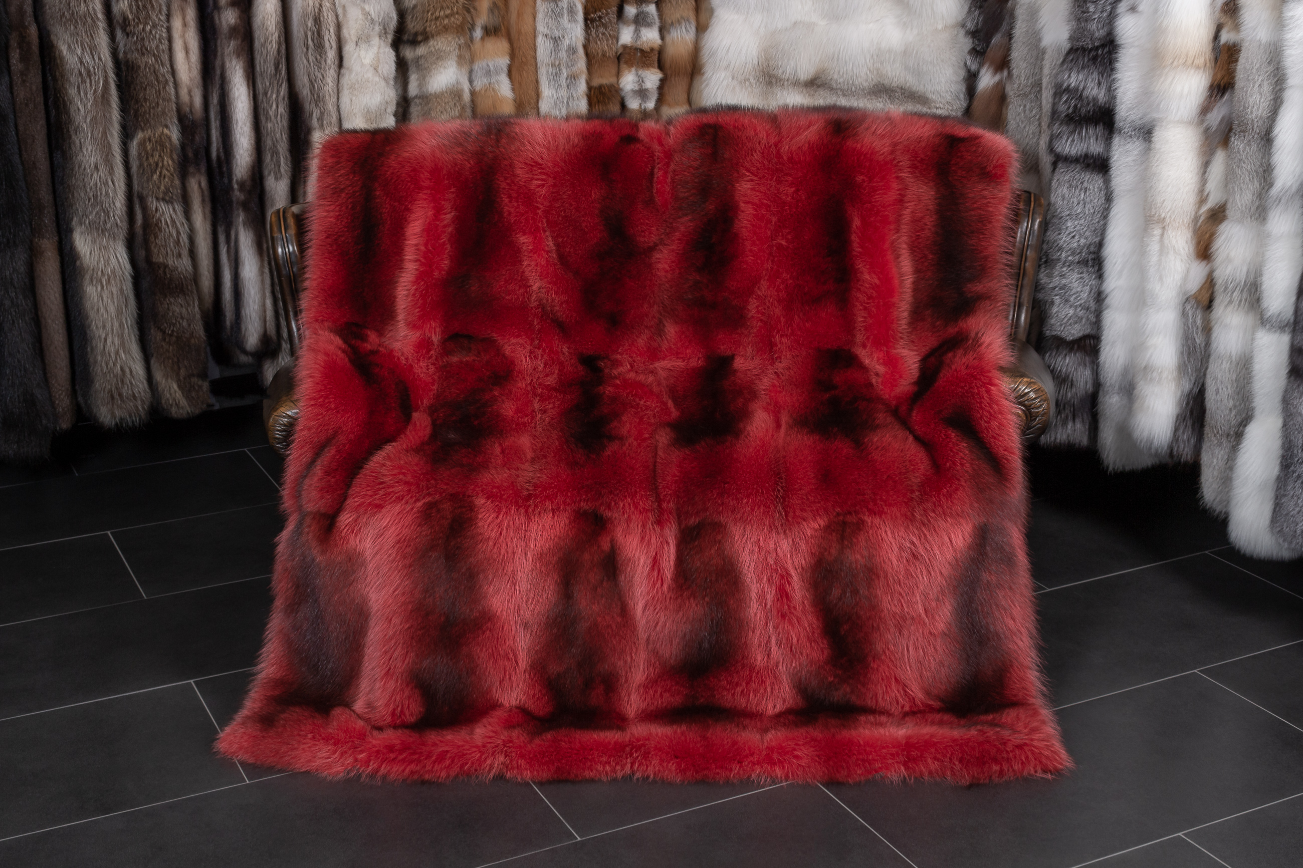 4-5545-Waschbaer-Felldecke-Rot-aus-Kanadischen-Waschbaeren Waschbär Felldecke in Rot aus Kanadischen Waschbären