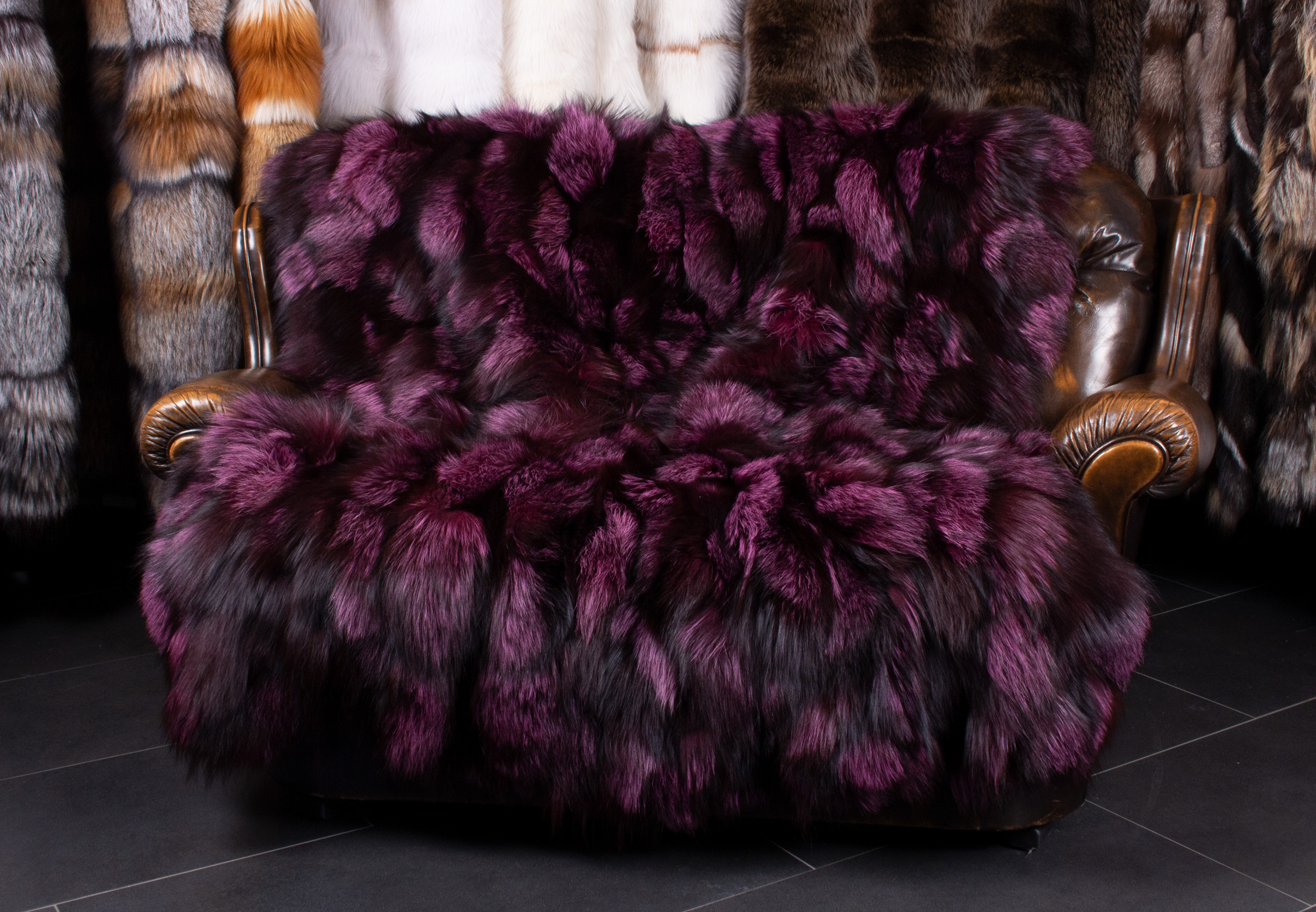Silberfuchsstücken Felldecke in schwarz-lila Silberfuchsstücken Felldecke in schwarz-lila