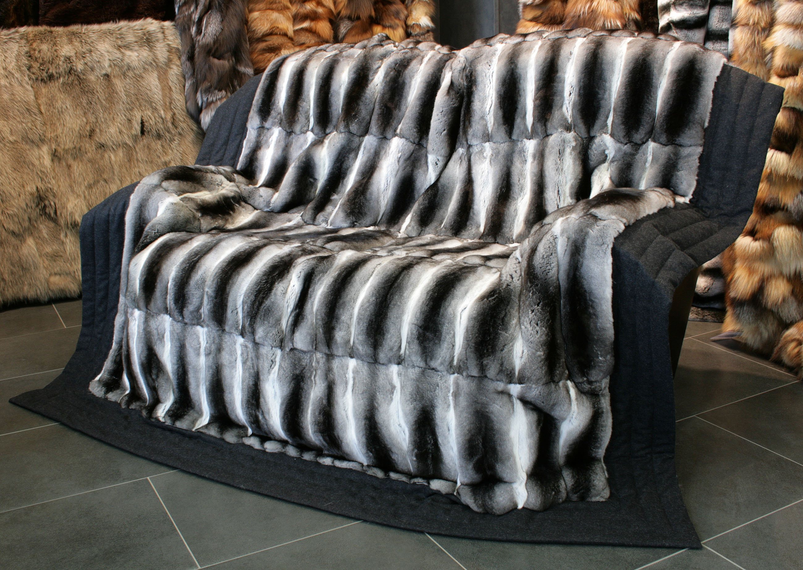 chinchilla-pelzdecke-stoffrand-silber-schwarz-weiss-2 Chinchilla Pelzdecke mit Tiroler Loden Rand
