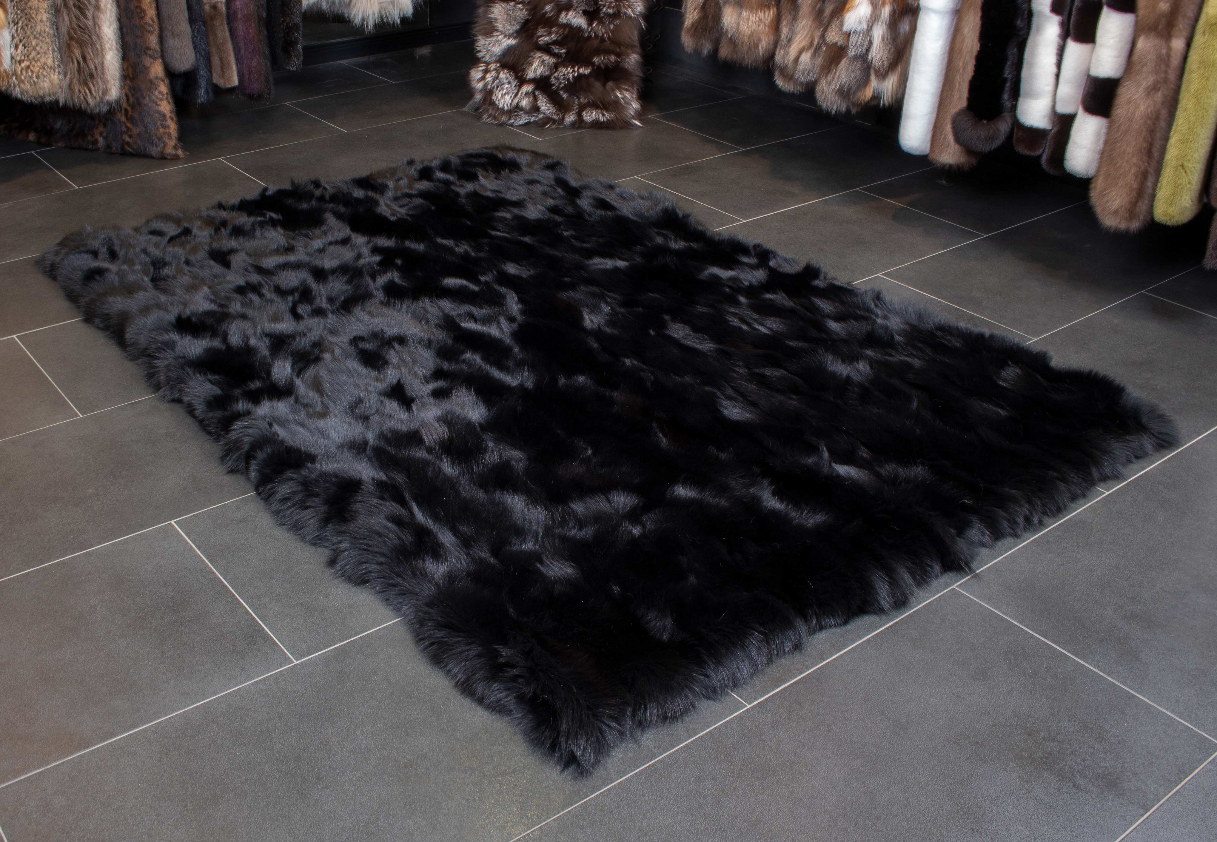 1-7062-Shadowfuchsseiten-Fellteppich-schwarz-Echtfell-Teppich Shadowfuchsseiten Fellteppich in schwarz