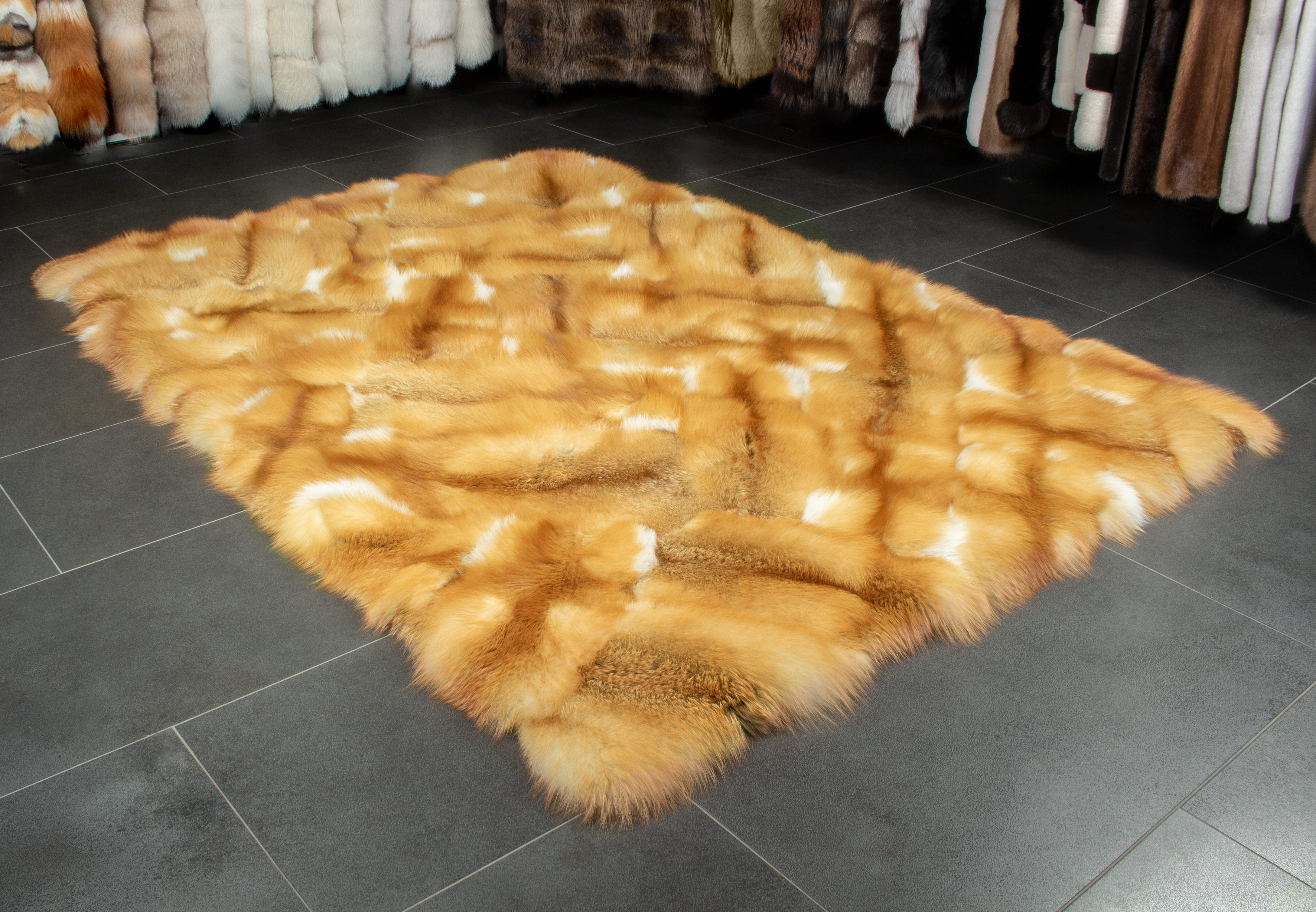 1-4080-Kanadischer-Rotfuchs-Patchwork-Teppich-Nachhaltiger-Fellteppich Kanadischer Rotfuchs Patchwork Teppich