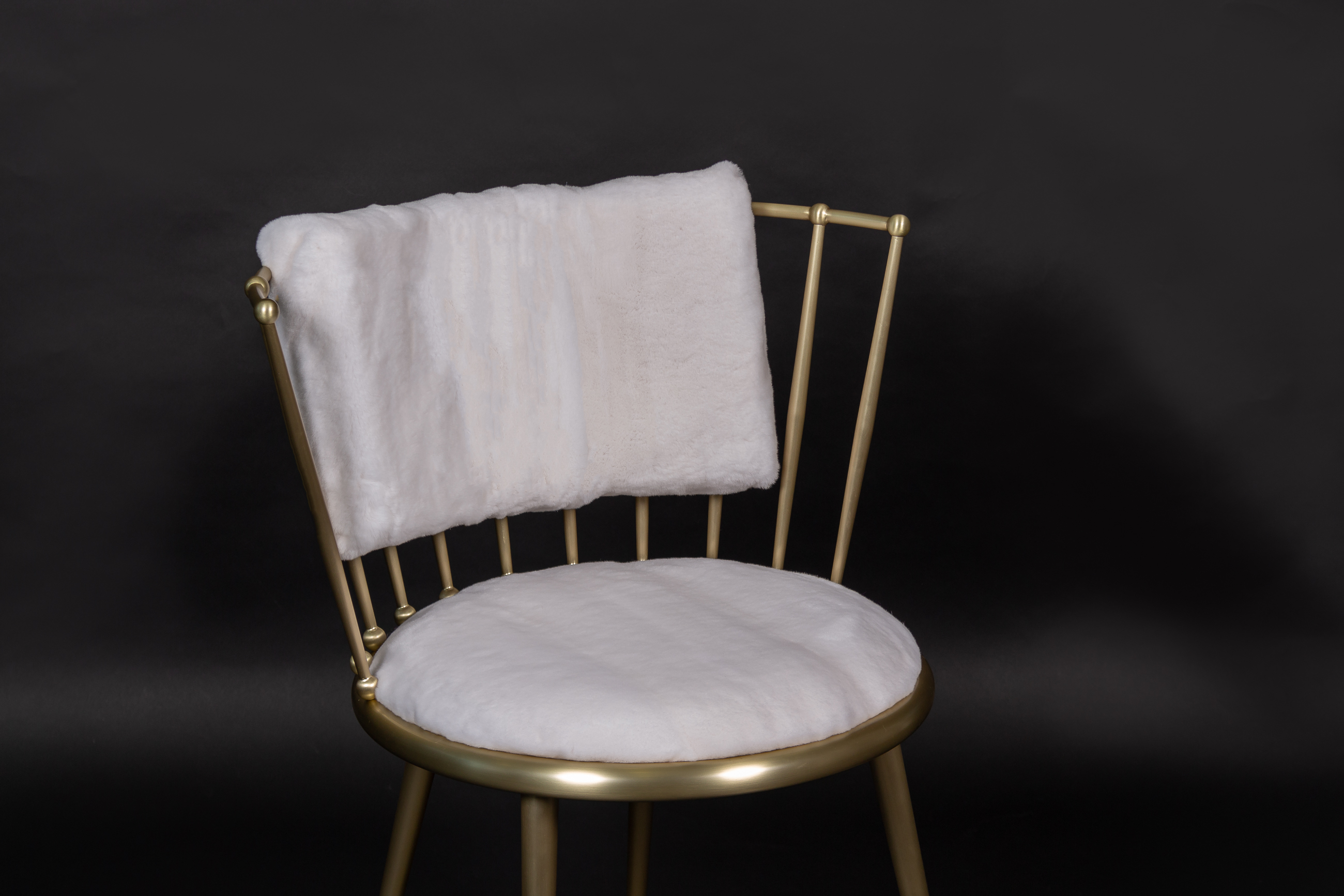 3-6958-Stuhl-Gerupfter-Nerz-Weiss-Lars-Paustian Stuhl mit Gerupftem Nerz in Weiß