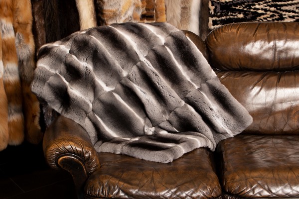 Chinchilla Echtfell Plaid mit Kolinsky Rückfutter Chinchilla Echtfell Plaid mit Kolinsky Rückfutter