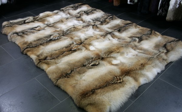 Rustikaler Pelzteppich aus Kojotenfellen