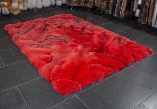 Blaufuchs Fellteppich in Erdbeerrot Blaufuchs Fellteppich in Erdbeerrot