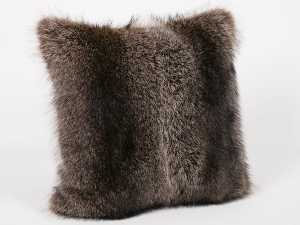 Fellkissen aus kanadischen Waschbärfellen Fellkissen aus kanadischen Waschbärfellen