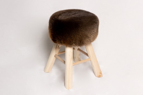 Rustikaler Pelz Hocker aus kanadischen Biberfellen Rustikaler Pelz Hocker aus kanadischen Biberfellen