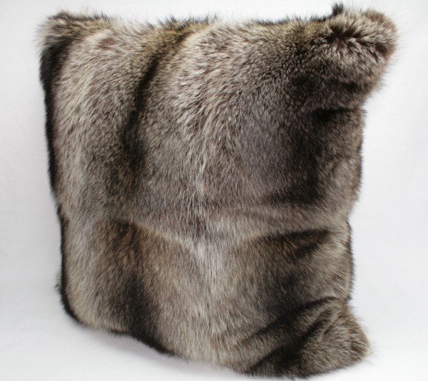 Pelzkissen aus Waschbärfellen, beidseitig Pelz Pelzkissen aus Waschbärfellen, beidseitig Pelz