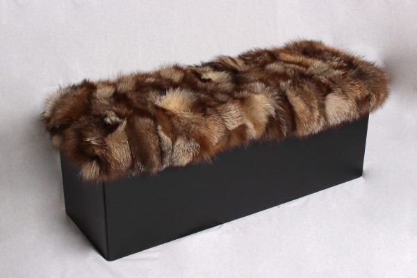 Schwarzer Ottoman mit braunen Silberfuchsseiten Schwarzer Ottoman mit braunen Silberfuchsseiten
