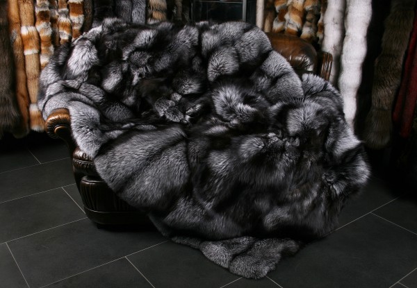 Silberfuchs Felldecke aus skandinavischen Fellen (SAGA Fur) Silberfuchs Felldecke aus skandinavischen Fellen (SAGA Fur)