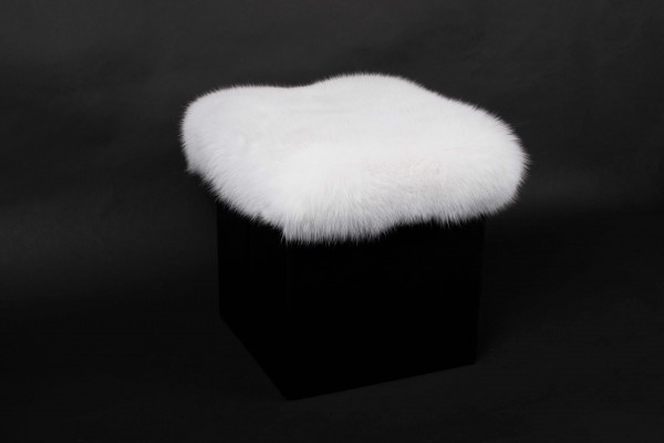 Skandinavischer Shadow Fuchsfell Hocker aus Echtfell Skandinavischer Shadow Fuchsfell Hocker aus Echtfell