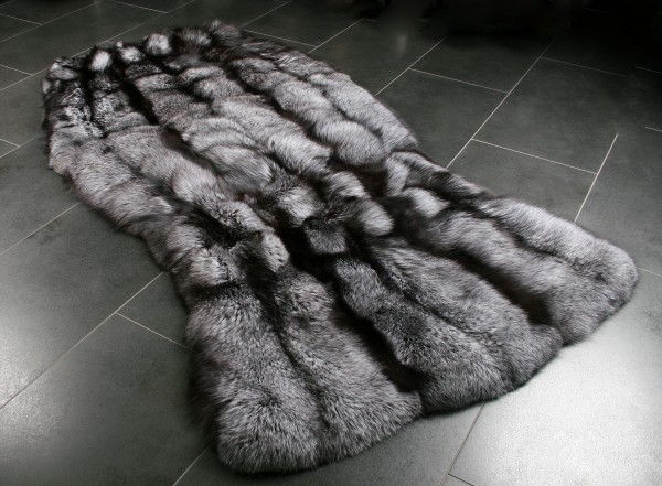 Fellteppich aus Silberfuchsfellen Fellteppich aus Silberfuchsfellen