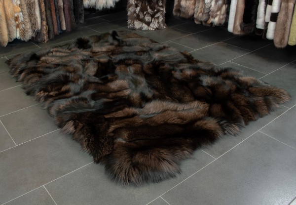 Fellteppich aus Silberfuchs in rot-braun Fellteppich aus Silberfuchs in rot-braun