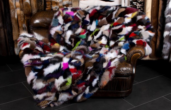 Multicolor Pelz Decke aus kuscheligen Blaufuchsseiten Multicolor Pelz Decke aus kuscheligen Blaufuchsseiten